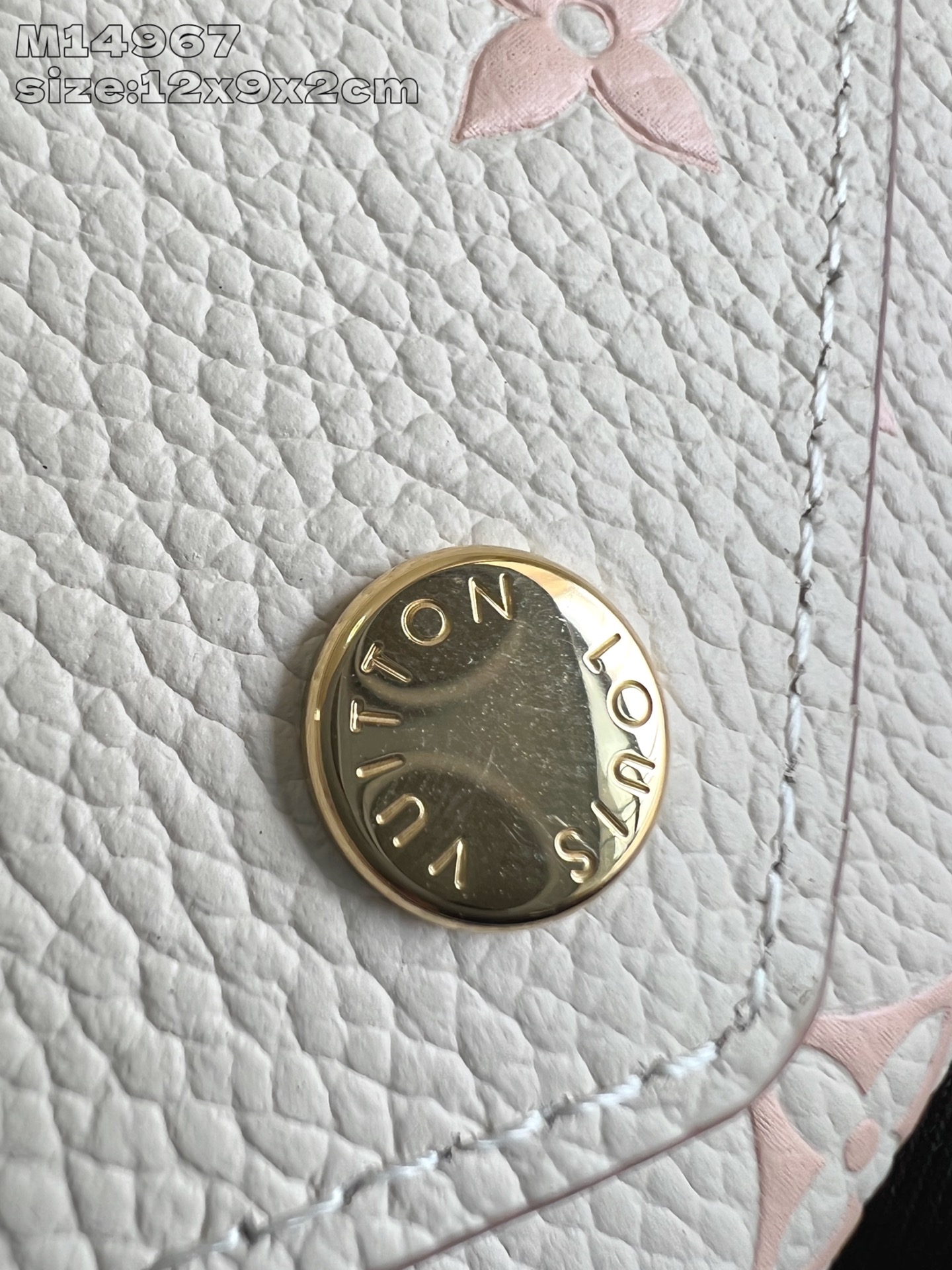 【顶级原单 M14967 】本款 Victorine 钱夹取材 Monogram 帆布，以柔婉格调囊括功