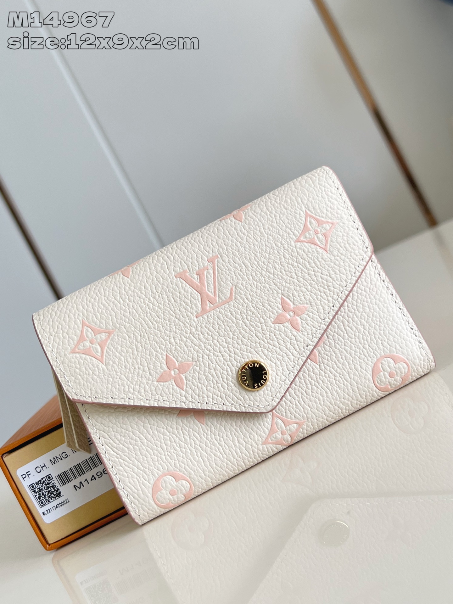 【顶级原单 M14967 】本款 Victorine 钱夹取材 Monogram 帆布，以柔婉格调囊括功