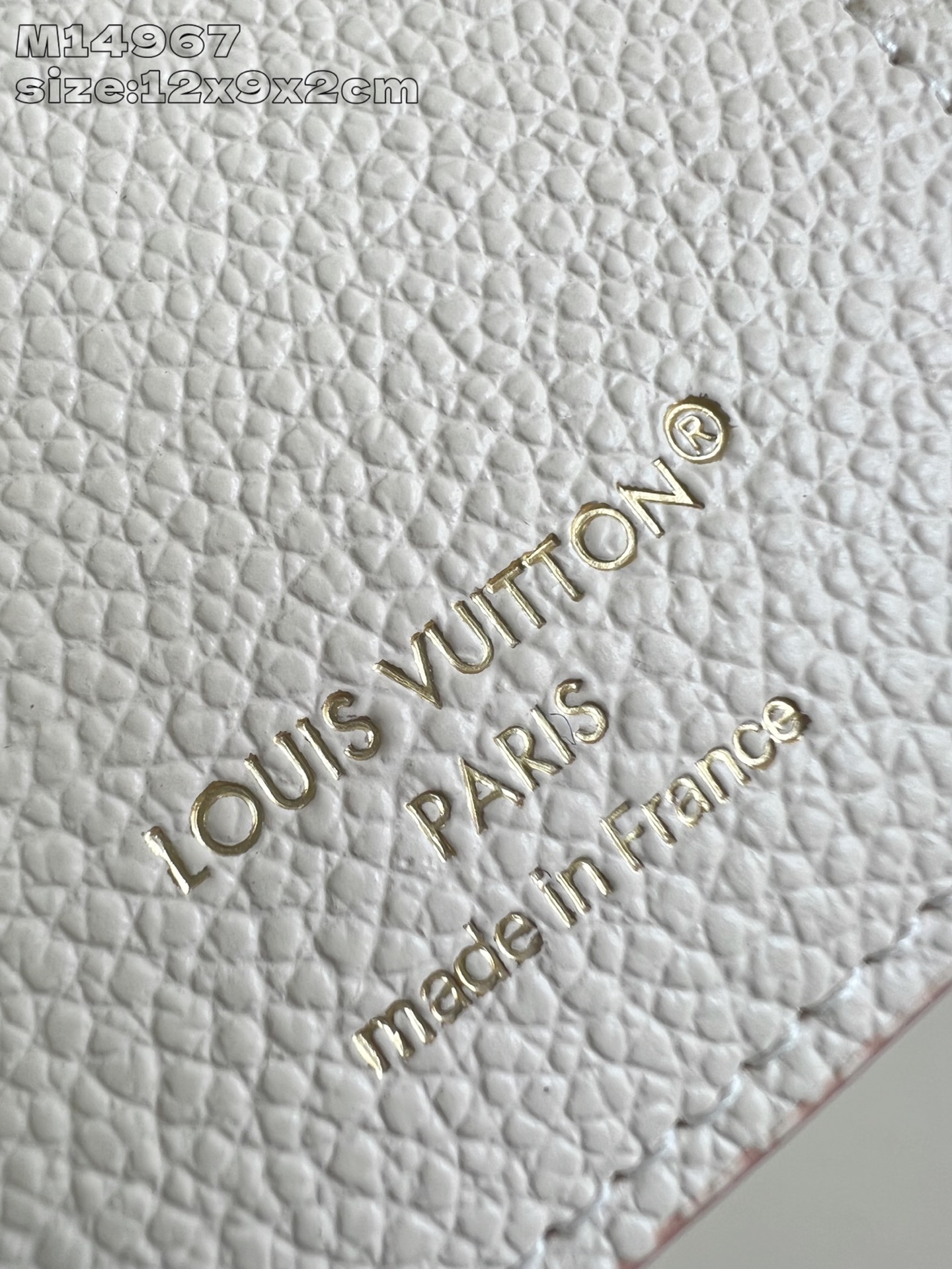 【顶级原单 M14967 】本款 Victorine 钱夹取材 Monogram 帆布，以柔婉格调囊括功