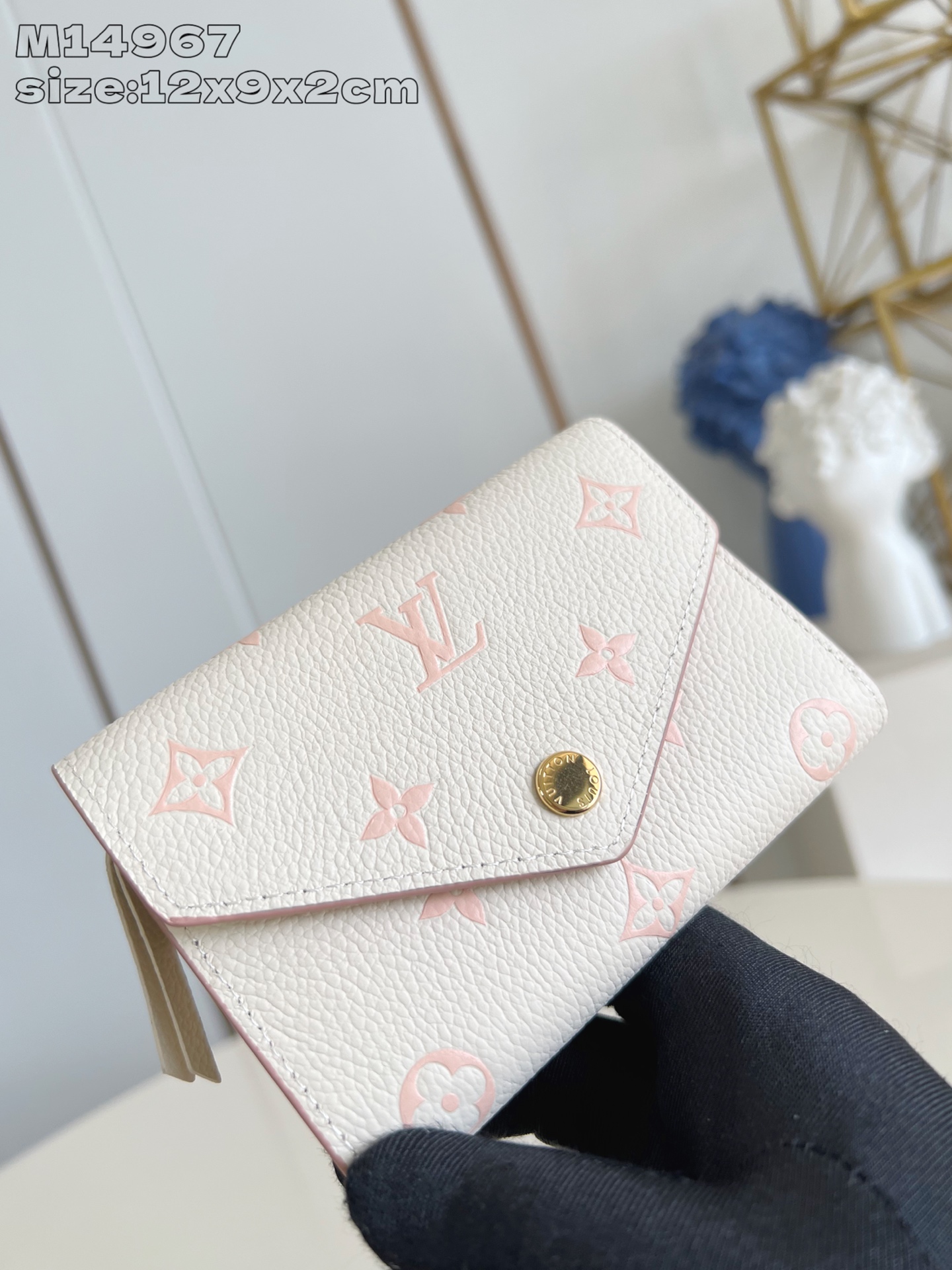 【顶级原单 M14967 】本款 Victorine 钱夹取材 Monogram 帆布，以柔婉格调囊括功