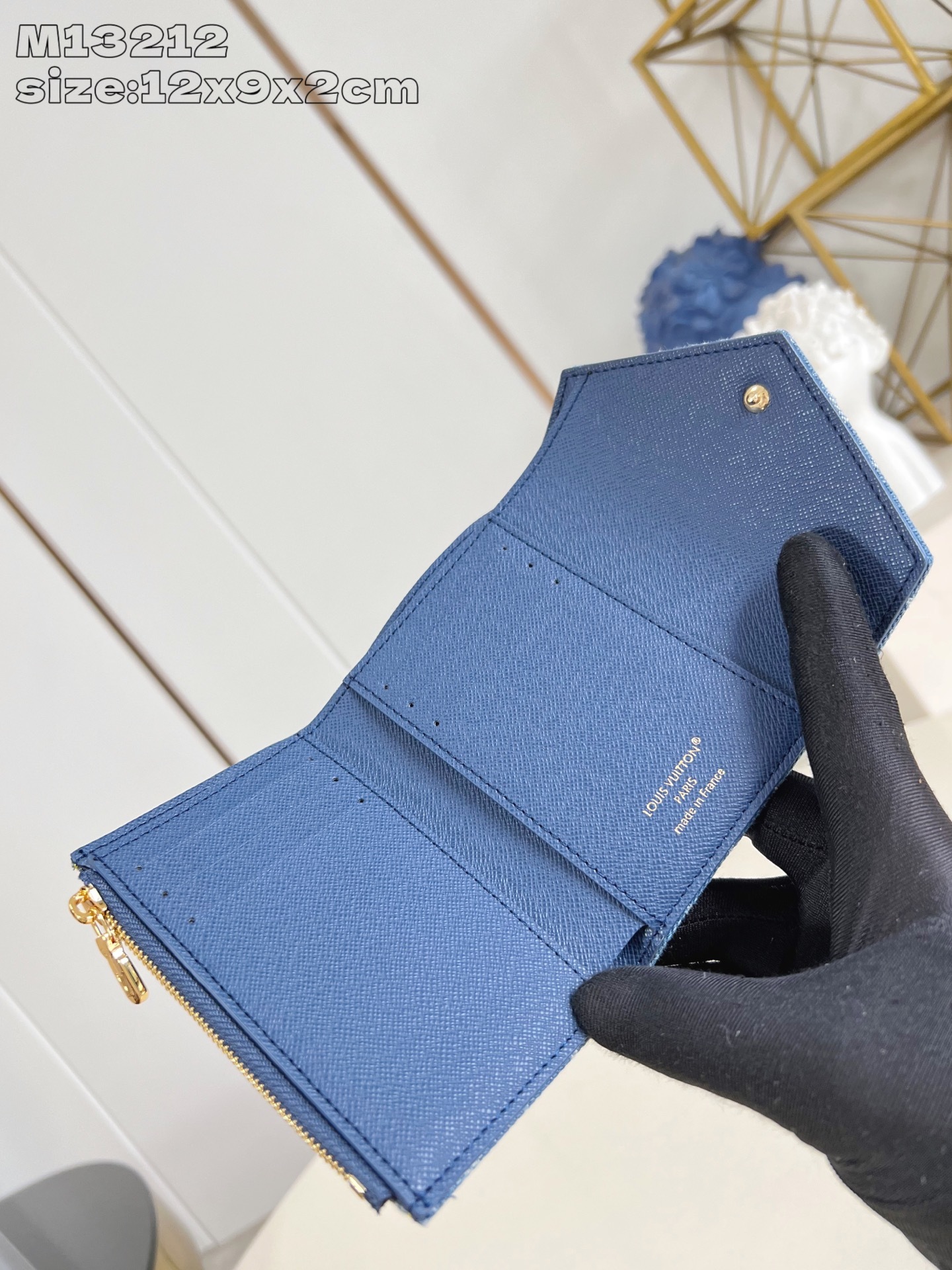 【顶级原单 M13212 】今季這款Monogram Denim系列的Victorine錢包以活潑的藍色