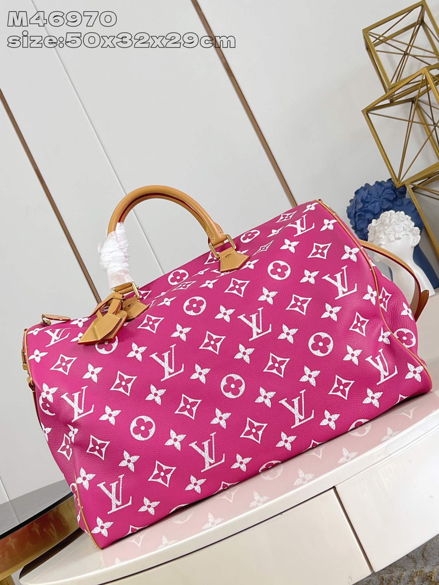 NO:405310,【Exclusive real shot M46970 rose red】Creative Director Pharrell Williams reinterpreted the Speedy Bandoulière 50 Monogram Leather bag with a striking and luxurious soft original color calf leather, and used exquisite silk screen printing to embellish the Monogram pattern on Speedy, recreating the twill texture of Monogram canvas on the canvas, creating a blur effect that is almost hand-painted. 50 x 32 x 29 cm (length x height x width) A.1750 [warm reminder This model is too big and does not match the packaging], LV [original leather], louis vuitton, cowhide19860909【独家实拍 M46970玫红】創意總監Pharrell Williams以引人注目且奢華柔軟的原色小牛皮重新演繹Speedy  Bandoulière 50 Monogram Leather袋款,並運用精湛的絲網印花工藝將Monogram圖案點綴於Speedy上,於帆布上重現Monogram帆布的斜紋紋理,締造近乎手繪風格的模糊效果.50 x 32 x 29厘米(長度 x 高度 x 闊度) A.1750【温馨提示 此款太大不配包装】,LV【原厂皮】,louis vuitton,cowhide,Bag