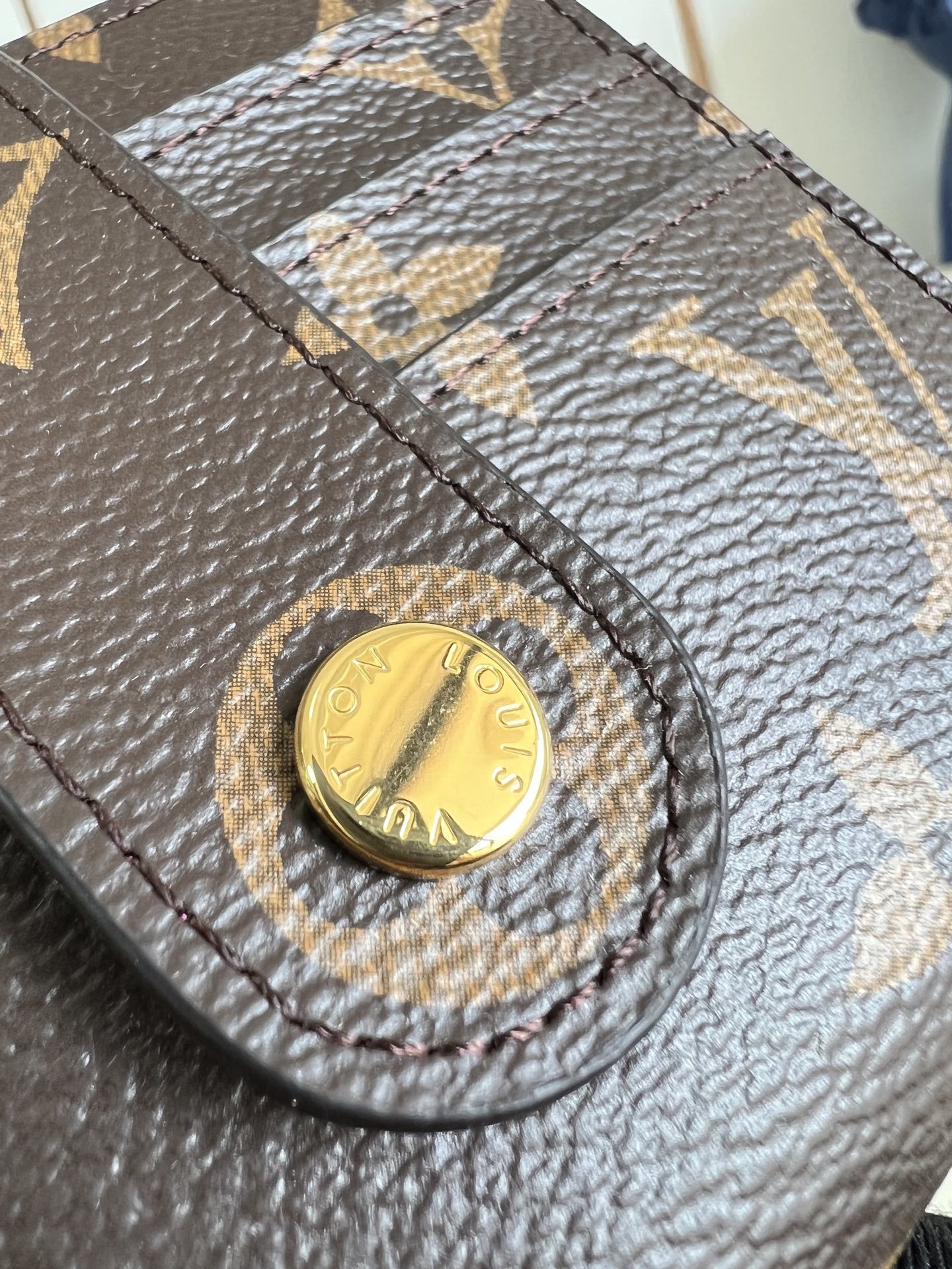 【顶级原单 M61731玫红 】此款多功能卡包钱夹采用柔软的Monogram 帆布制成!衬以颜色鲜艳的內