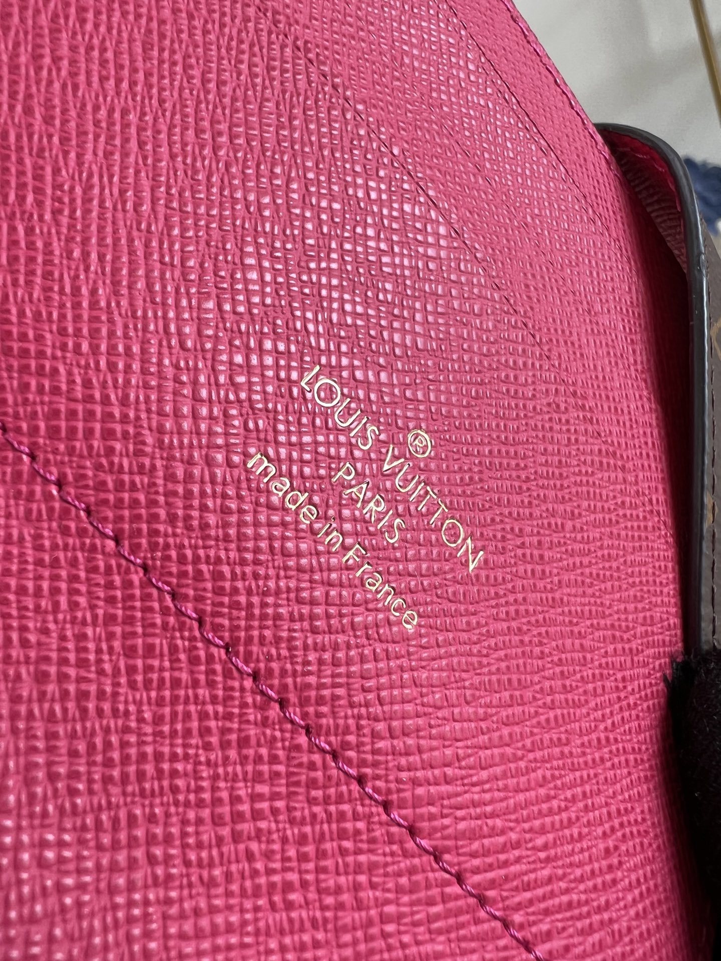 【顶级原单 M61731玫红 】此款多功能卡包钱夹采用柔软的Monogram 帆布制成!衬以颜色鲜艳的內