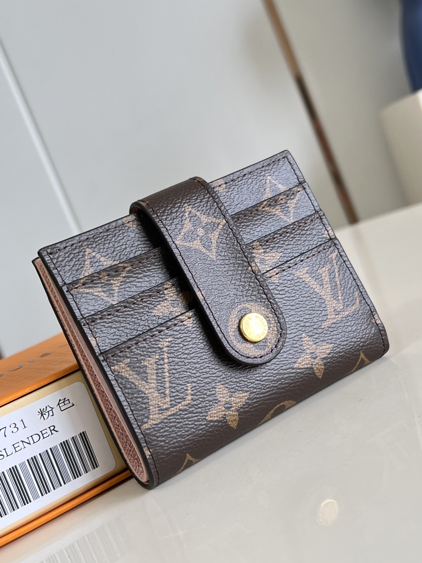 【顶级原单 M61731粉 】此款多功能卡包钱夹采用柔软的Monogram 帆布制成!衬以颜色鲜艳的內衬