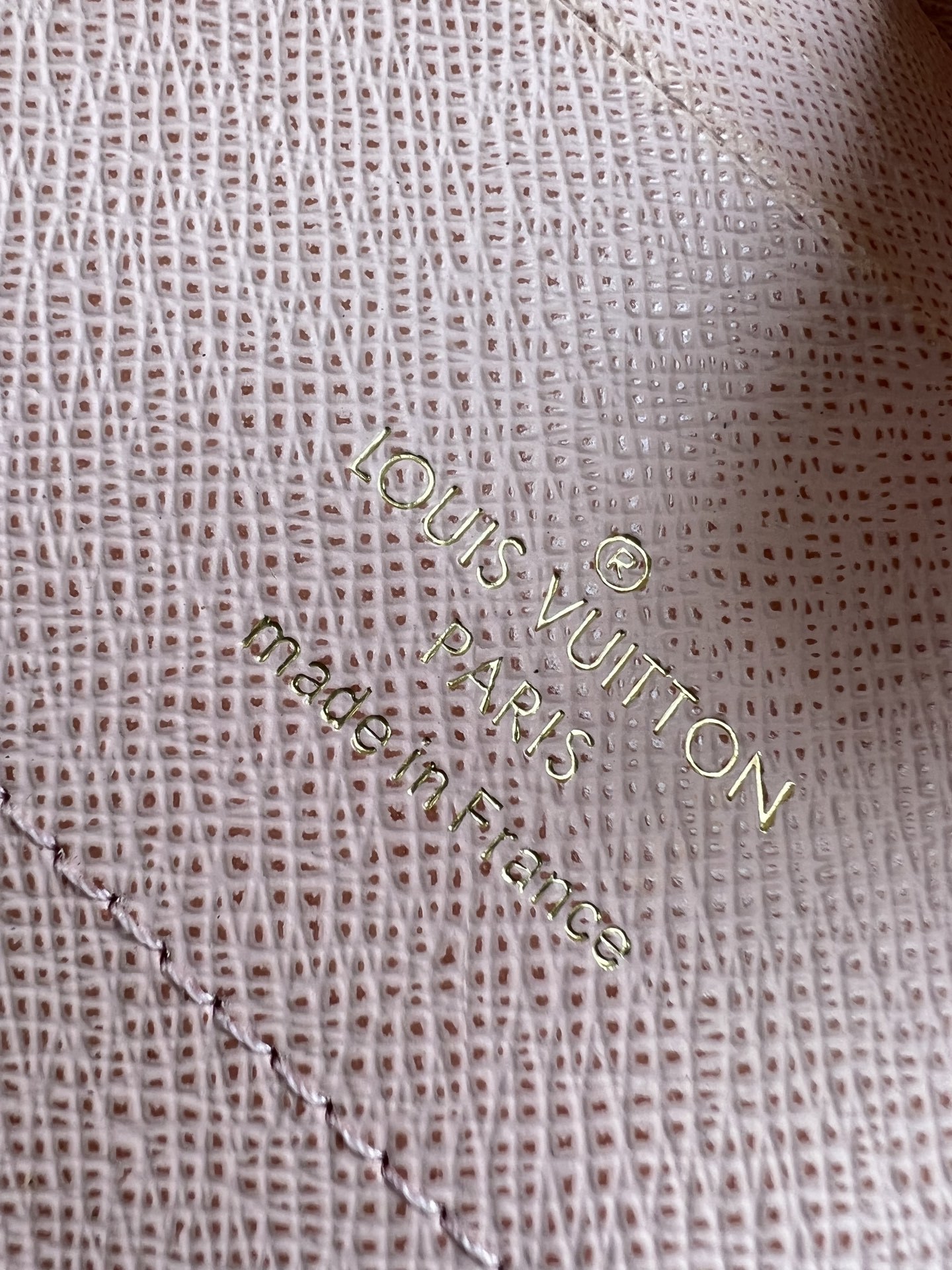 【顶级原单 M61731粉 】此款多功能卡包钱夹采用柔软的Monogram 帆布制成!衬以颜色鲜艳的內衬