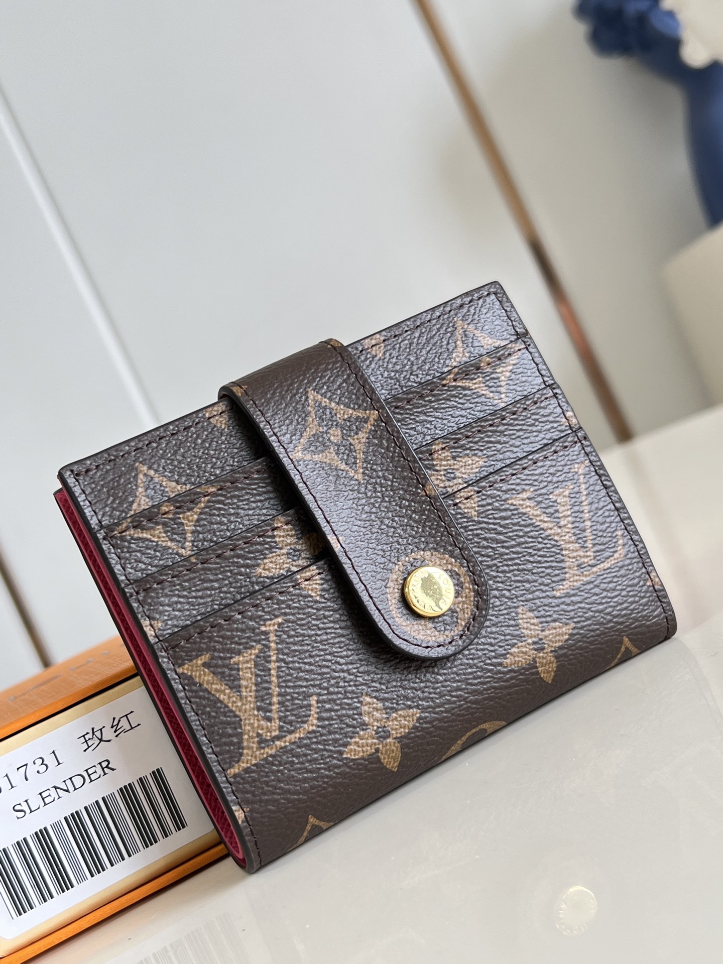 【顶级原单 M61731玫红 】此款多功能卡包钱夹采用柔软的Monogram 帆布制成!衬以颜色鲜艳的內