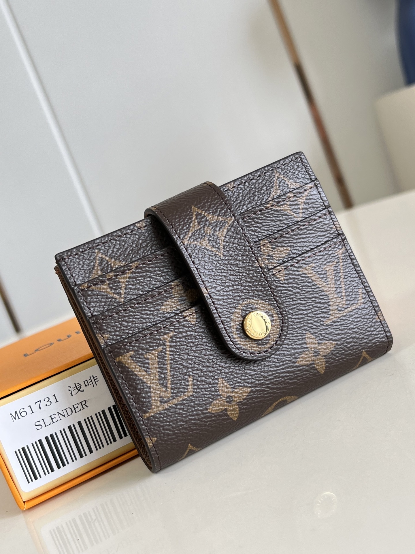 【顶级原单 M61731棕 】此款多功能卡包钱夹采用柔软的Monogram 帆布制成!衬以颜色鲜艳的內衬