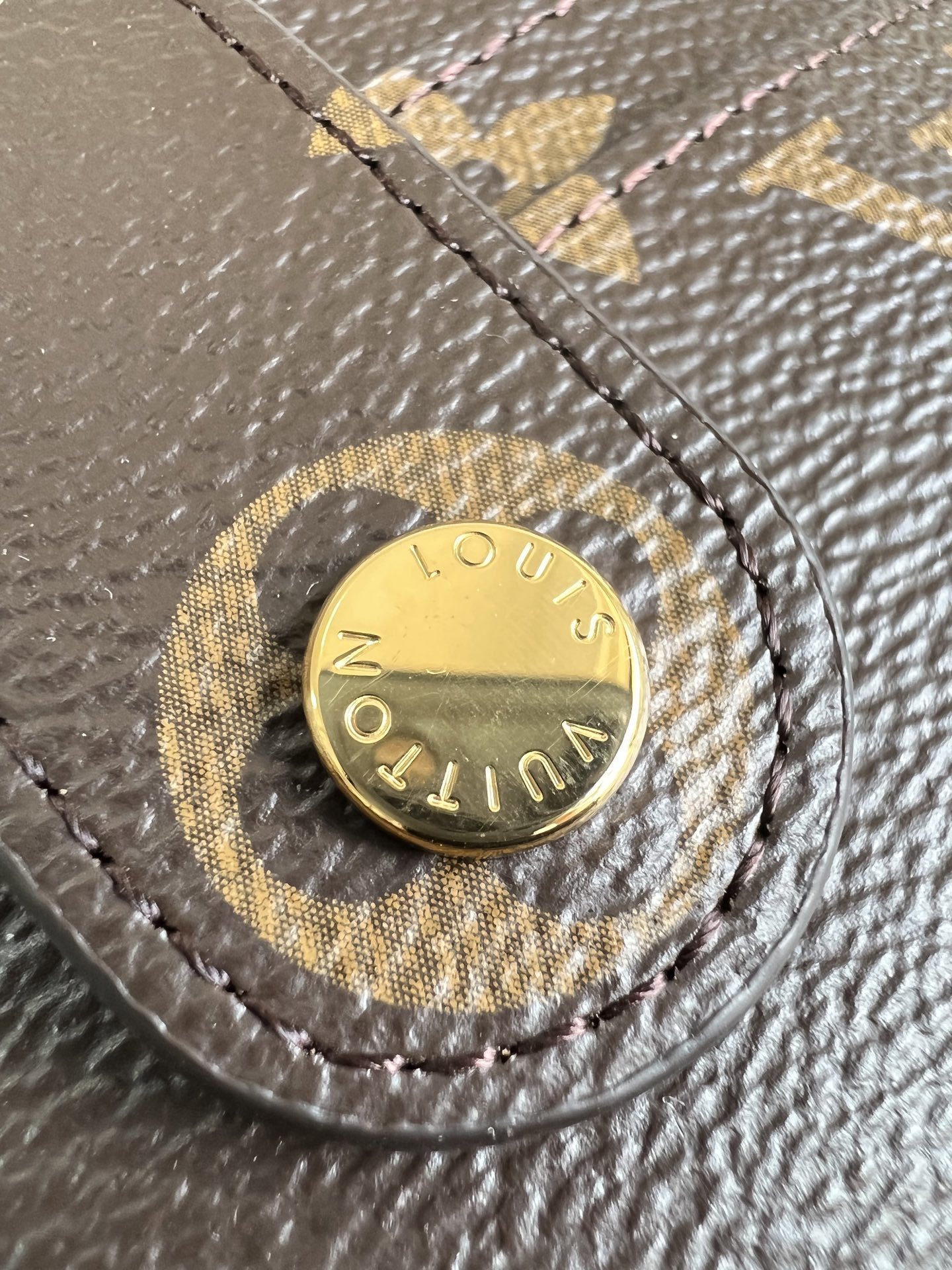 【顶级原单 M61731棕 】此款多功能卡包钱夹采用柔软的Monogram 帆布制成!衬以颜色鲜艳的內衬
