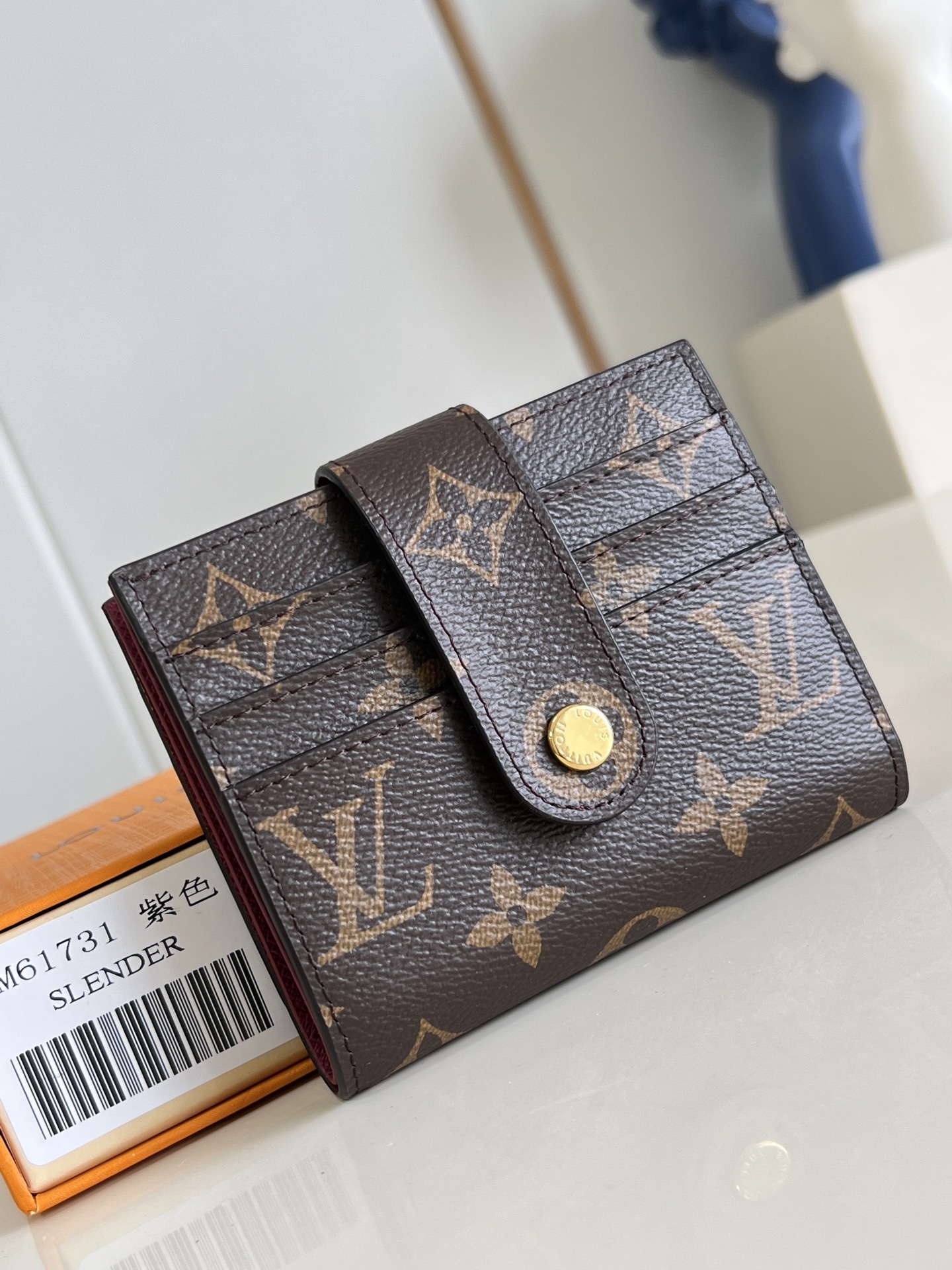 【顶级原单 M61731紫红 】此款多功能卡包钱夹采用柔软的Monogram 帆布制成!衬以颜色鲜艳的內