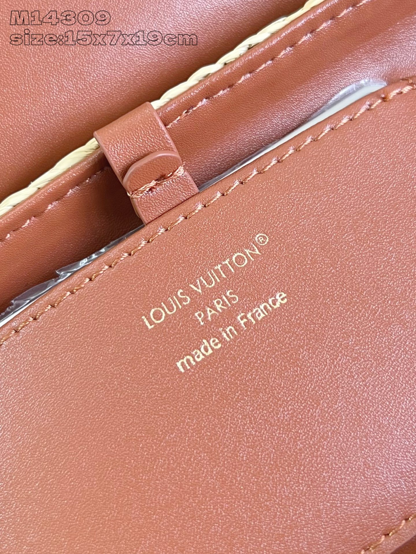 【顶级原单 M14309 】本款 Twist Slim 小号手袋凝聚法国蔚蓝海岸的悠闲格调,以创意笔触印