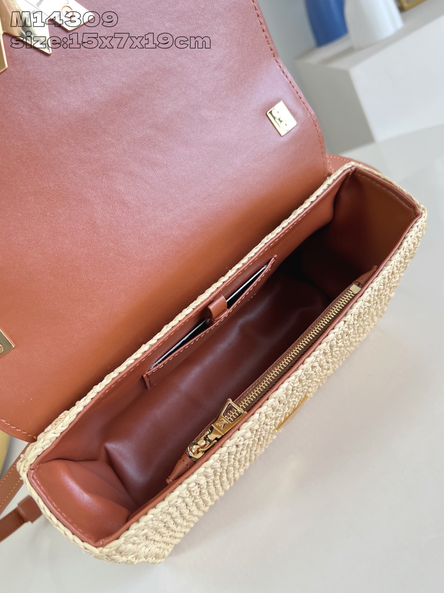 【顶级原单 M14309 】本款 Twist Slim 小号手袋凝聚法国蔚蓝海岸的悠闲格调,以创意笔触印