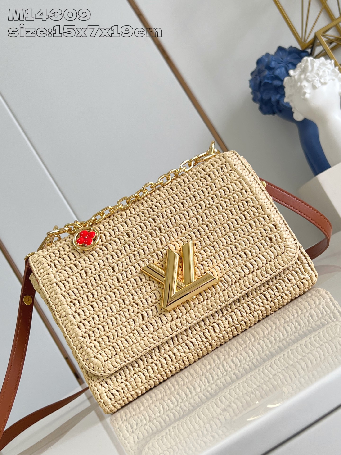 【顶级原单 M14309 】本款 Twist Slim 小号手袋凝聚法国蔚蓝海岸的悠闲格调，以创意笔触印