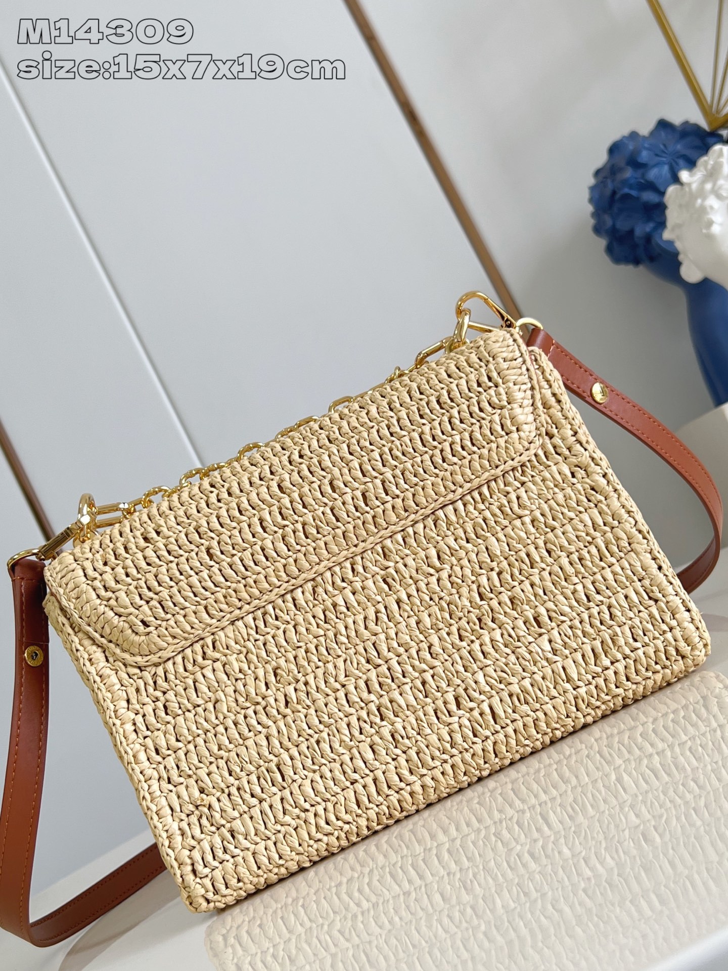 【顶级原单 M14309 】本款 Twist Slim 小号手袋凝聚法国蔚蓝海岸的悠闲格调,以创意笔触印