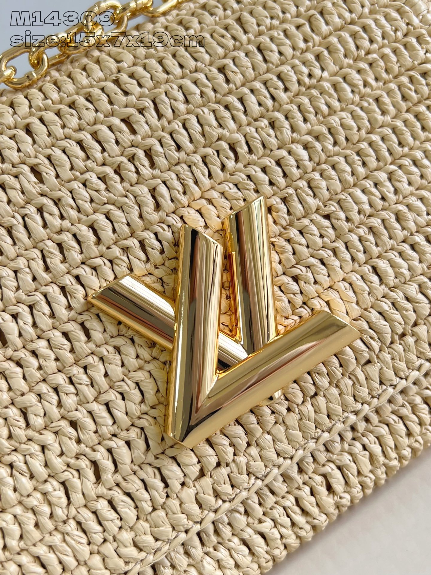 【顶级原单 M14309 】本款 Twist Slim 小号手袋凝聚法国蔚蓝海岸的悠闲格调,以创意笔触印