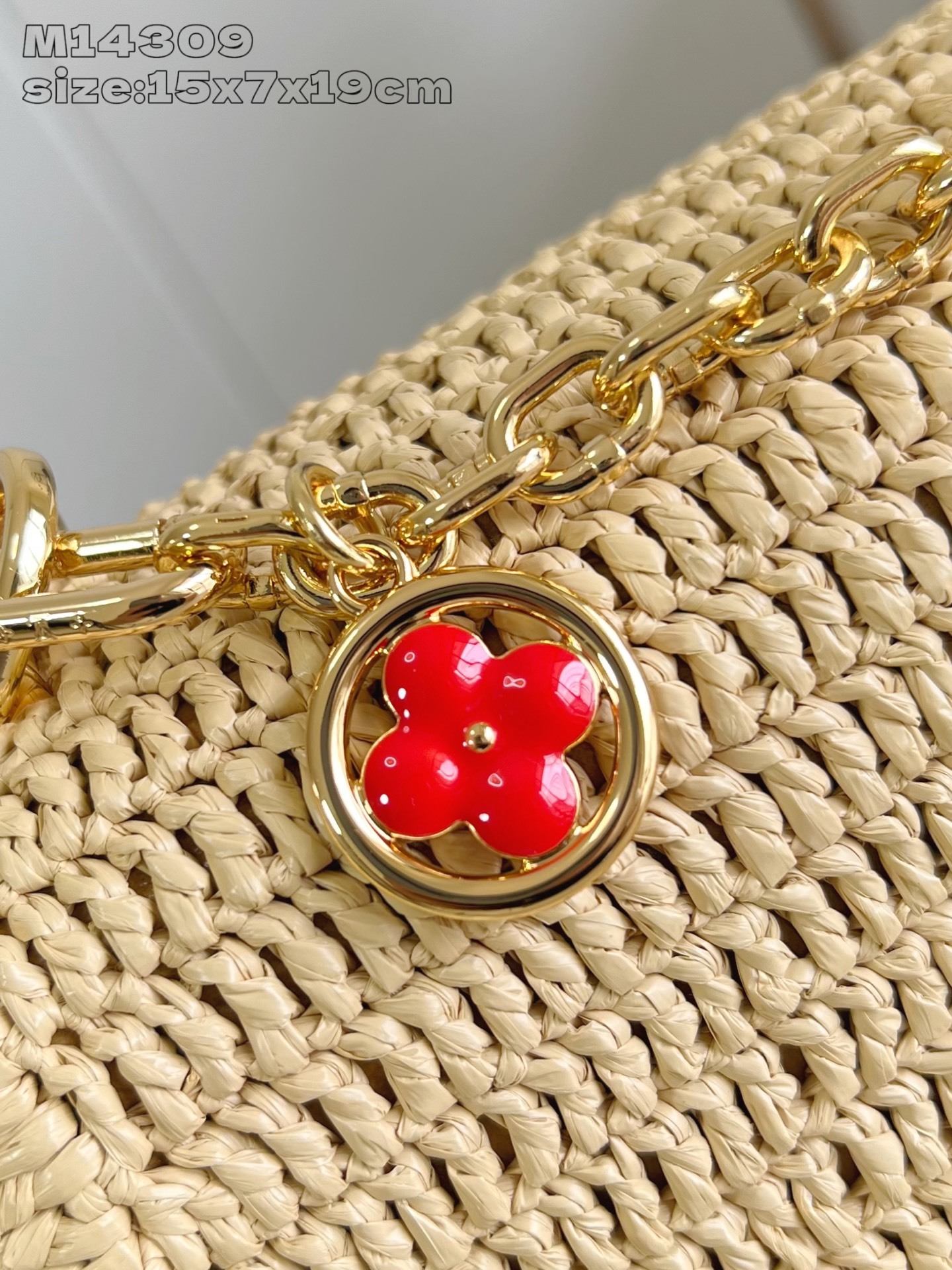 【顶级原单 M14309 】本款 Twist Slim 小号手袋凝聚法国蔚蓝海岸的悠闲格调,以创意笔触印