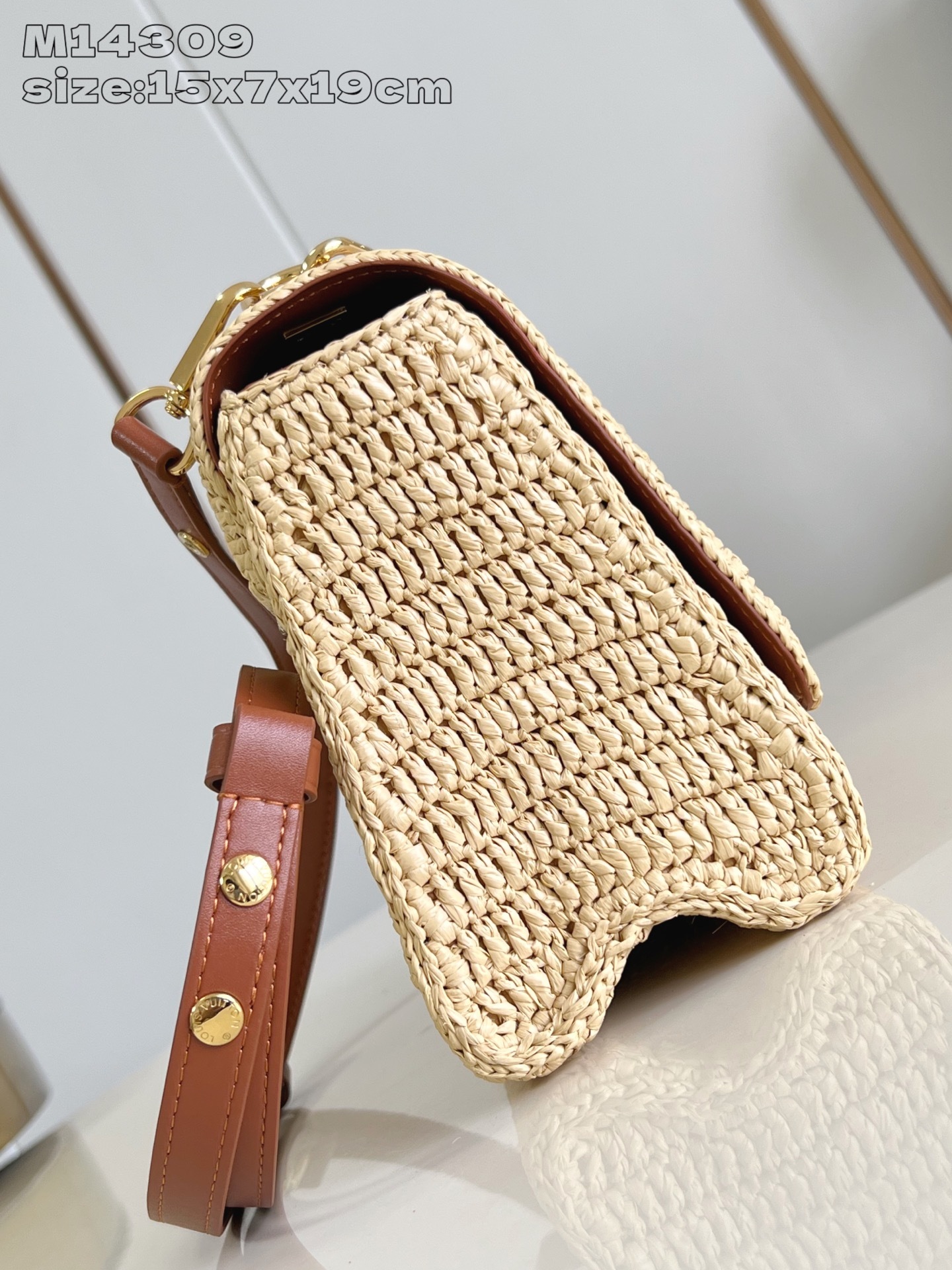 【顶级原单 M14309 】本款 Twist Slim 小号手袋凝聚法国蔚蓝海岸的悠闲格调,以创意笔触印