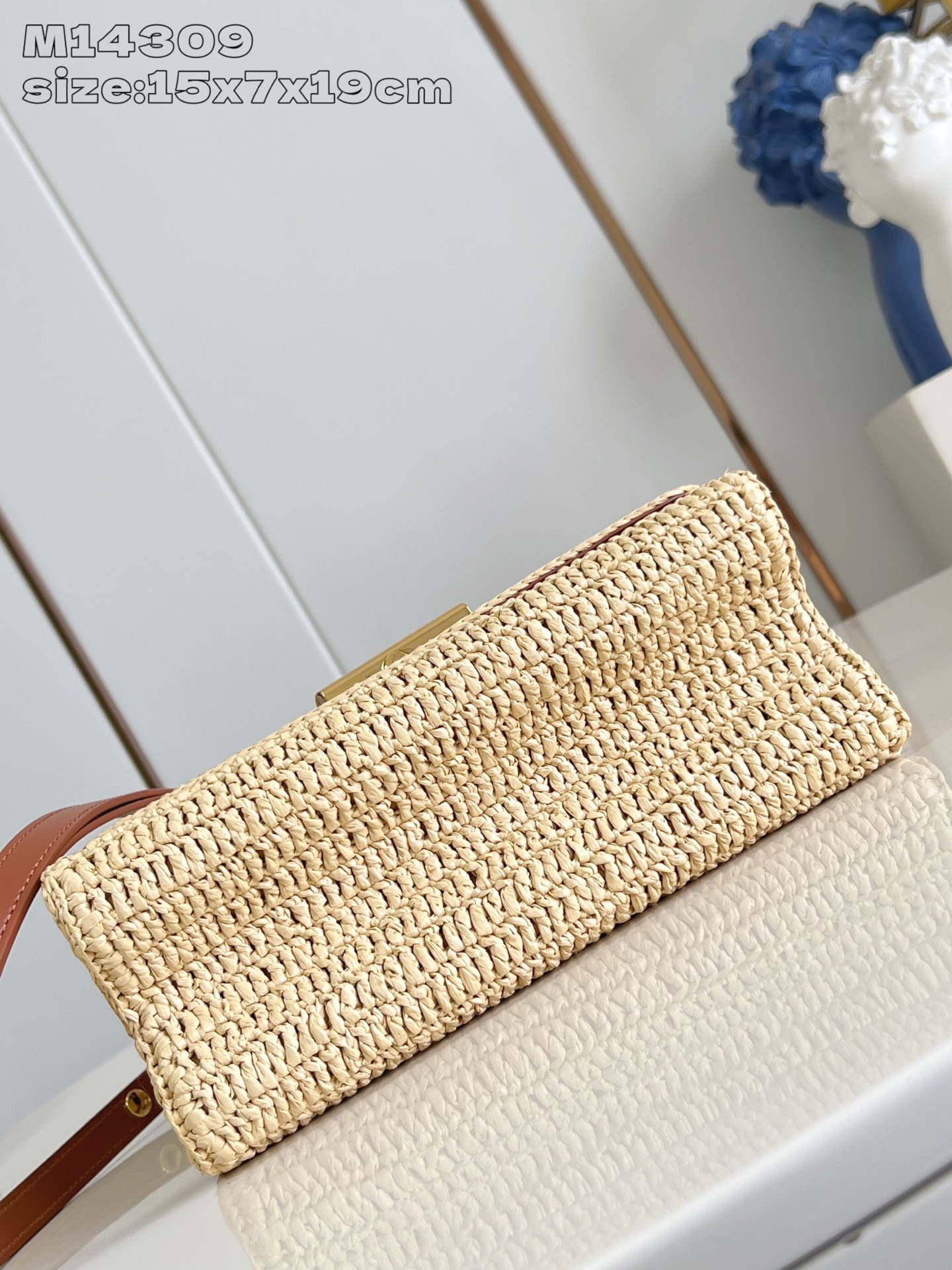 【顶级原单 M14309 】本款 Twist Slim 小号手袋凝聚法国蔚蓝海岸的悠闲格调,以创意笔触印