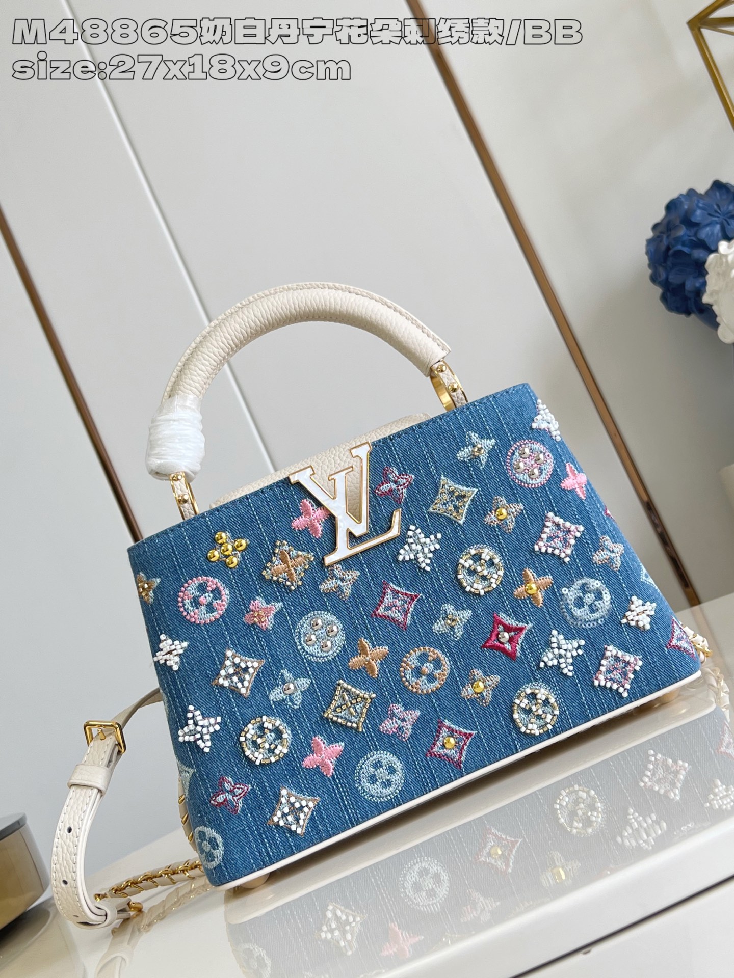 NO:405388,【Exclusive real photo M48865 milky white tannin flower embroidery style/small】This Capucines BB handbag is Monogram tannin embroidery beads and decorative thread, and is injected with metal edges with LV letters and woven chains, paired with contrasting leather trim. The flap can be externally or inwardly, neatly inner layer and various carrying methods to improve functional details. 17.3 x 9 x 27 cm (height x width x length) N.1450,LV [original leather],louis vuitton19860909【独家实拍 M48865奶白丹宁花朵刺绣款/小号】本款 Capucines BB手袋为 Monogram 丹宁布刺绣串珠和装饰线,以 LV 字母和编织链条注入金属锋芒,搭配撞色皮革饰边.翻盖可外置或内收,齐整内层和多种背携方式完善功能细节.17.3 x 9 x 27 厘米 (高 x 宽 x 长度) N.1450,LV【原厂皮】,louis vuitton,Bag