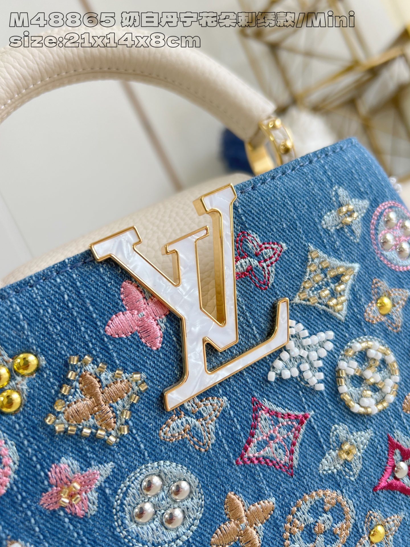 【顶级原单 M48865奶白丹宁花朵刺绣款/迷你 】本款 Capucines 迷你手袋为 Monogra