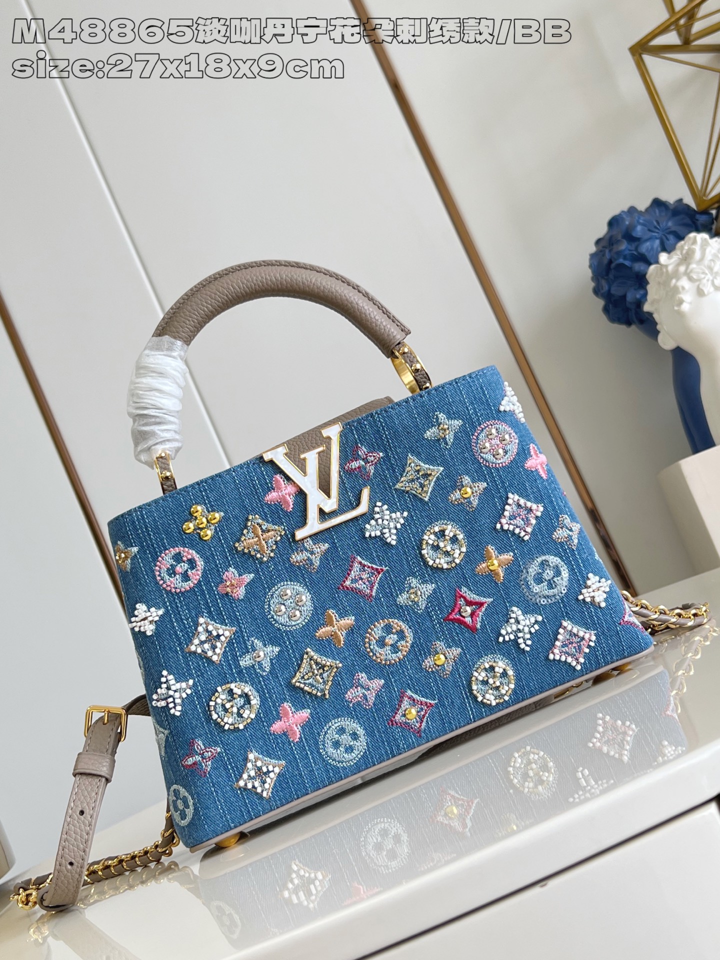 NO:405355,【Exclusive real photo M48865 light coffee tannin flower embroidery style/small】This Capucines BB handbag is Monogram tannin embroidery beads and decorative thread, and is injected with metal edges with LV letters and woven chains, paired with contrasting leather trim. The flap can be externally or inwardly, neatly inner layer and various carrying methods to improve functional details. 17.3 x 9 x 27 cm (height x width x length) N.1450,LV [original leather],louis vuitton19860909【独家实拍 M48865淡咖丹宁花朵刺绣款/小号】本款 Capucines BB手袋为 Monogram 丹宁布刺绣串珠和装饰线,以 LV 字母和编织链条注入金属锋芒,搭配撞色皮革饰边.翻盖可外置或内收,齐整内层和多种背携方式完善功能细节.17.3 x 9 x 27 厘米 (高 x 宽 x 长度) N.1450,LV【原厂皮】,louis vuitton,Bag