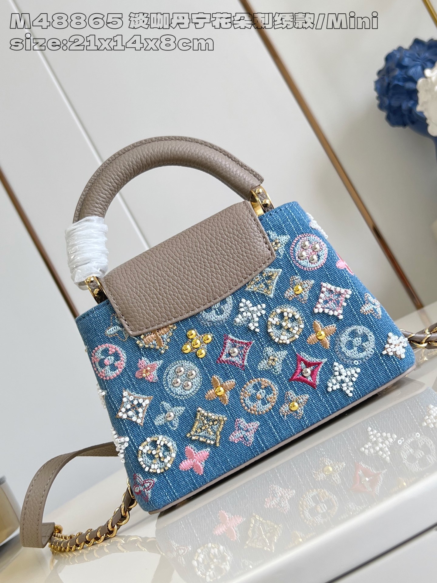 【顶级原单 M48865淡咖丹宁花朵刺绣款/迷你 】本款 Capucines 迷你手袋为 Monogra