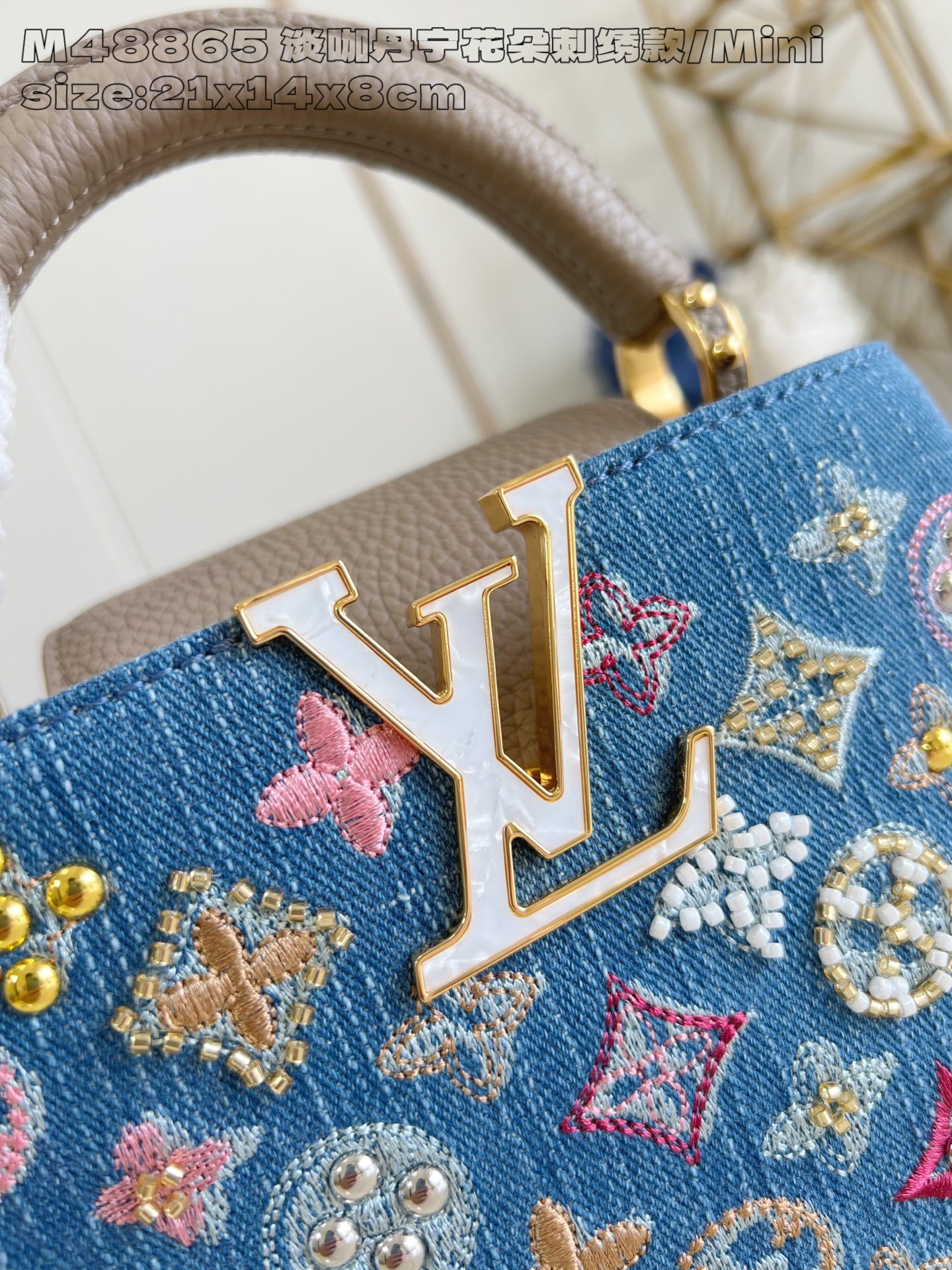 【顶级原单 M48865淡咖丹宁花朵刺绣款/迷你 】本款 Capucines 迷你手袋为 Monogra