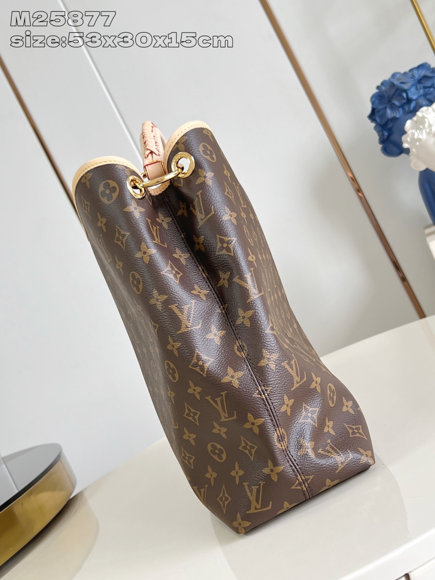 【顶级原单 M25877 】Damier Artsy手袋以柔软的Monogram帆布制成,外观清新而富有