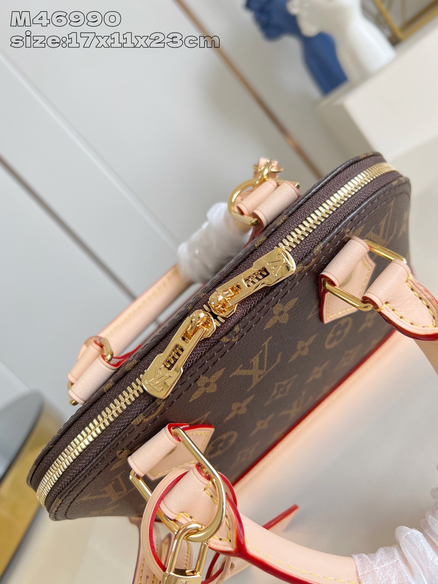 【顶级原单 M46990老花 】本款 Alma BB 手袋溯源 1934 年的装饰艺术格调,以 Mono