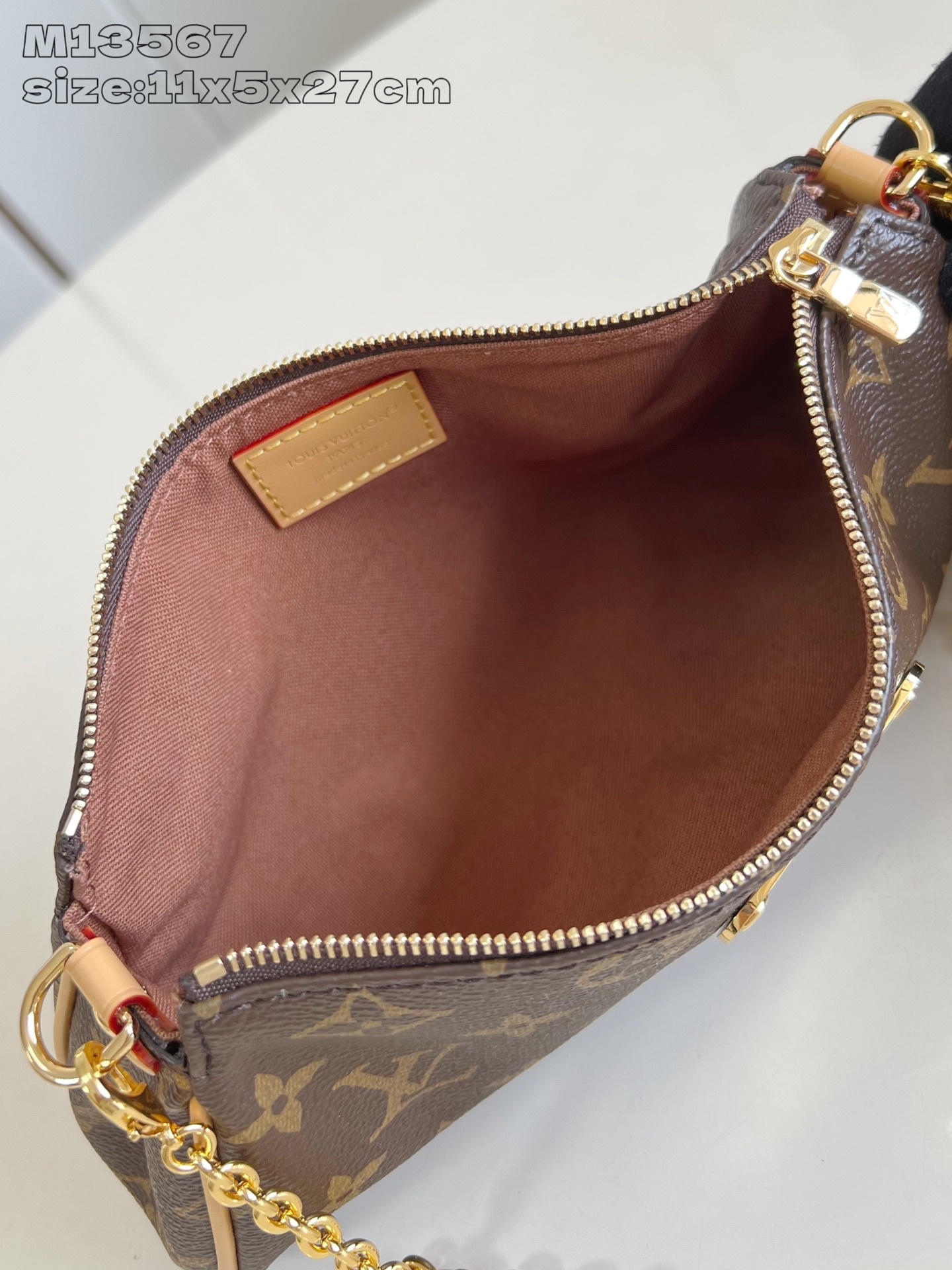 【顶级原单 M13567老花 】本款 Pochette Eva 手袋为品牌 Monogram 帆布搭配撞