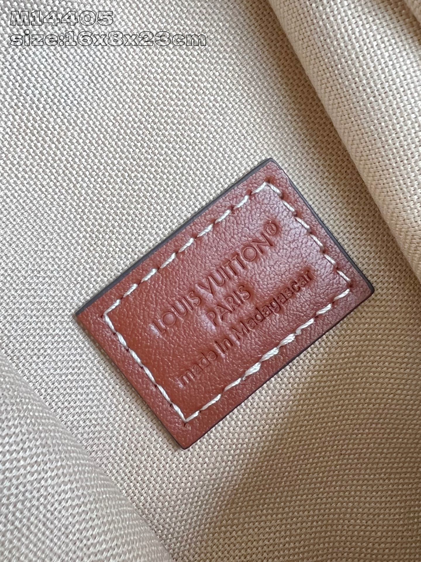【顶级原单 M14405 】本款 Side Trunk 中号手袋以拉菲草传递南法闲适风情,再借牛皮革饰边