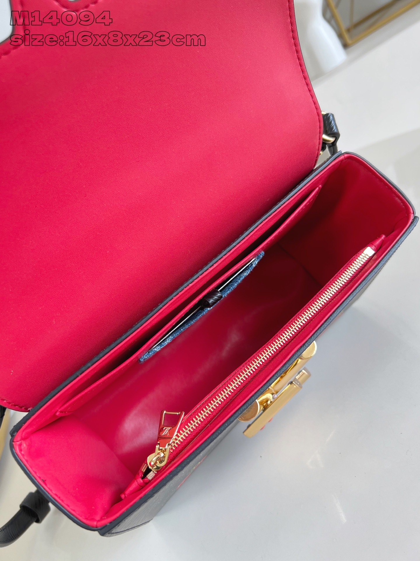 【顶级原单 M14094/对版 】本款 Twist 中号手袋以纹理丰富的 Epi 粒面牛皮革映衬灵动鲜活