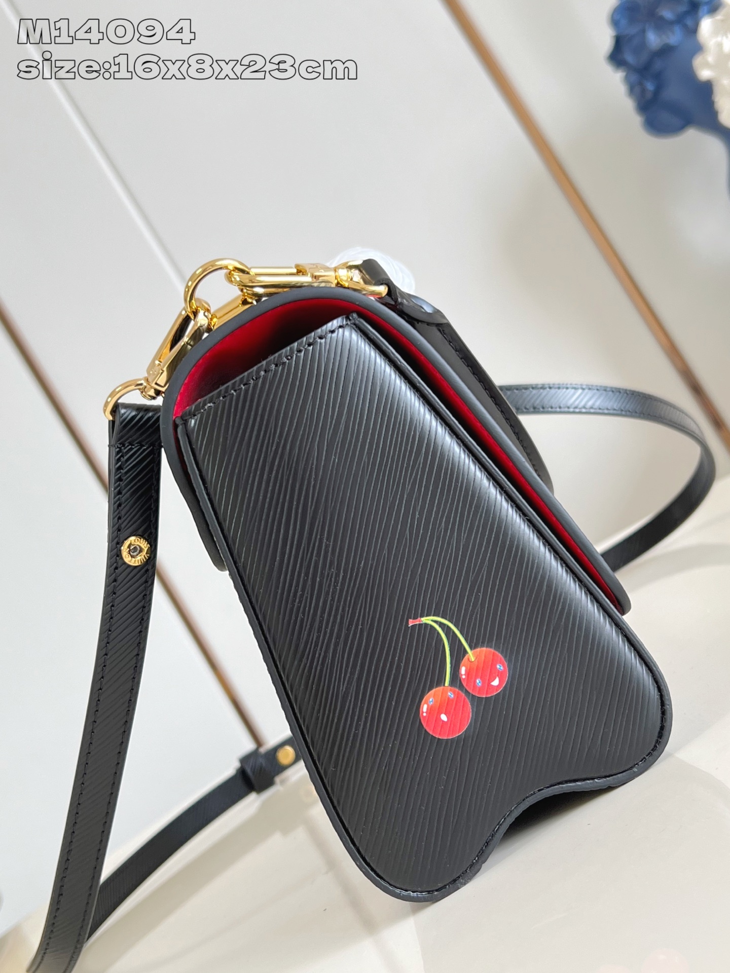 【顶级原单 M14094/对版 】本款 Twist 中号手袋以纹理丰富的 Epi 粒面牛皮革映衬灵动鲜活