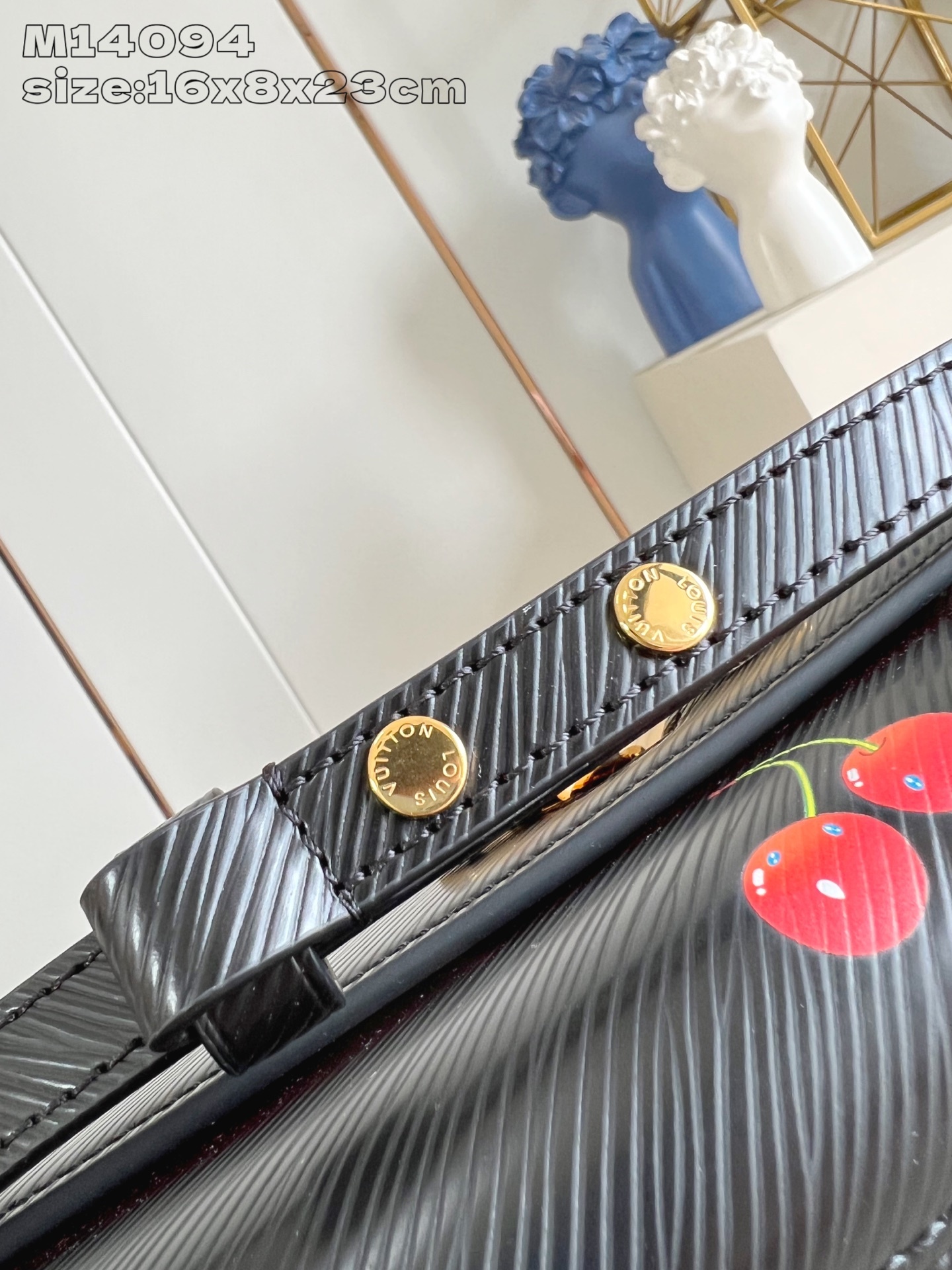 【顶级原单 M14094/对版 】本款 Twist 中号手袋以纹理丰富的 Epi 粒面牛皮革映衬灵动鲜活