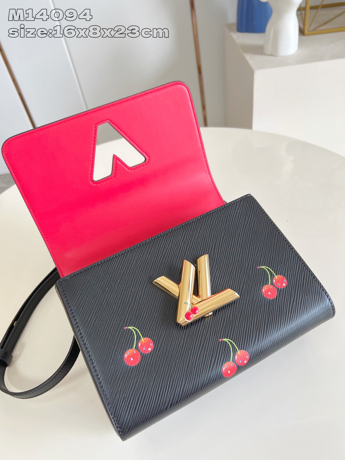 【顶级原单 M14094/对版 】本款 Twist 中号手袋以纹理丰富的 Epi 粒面牛皮革映衬灵动鲜活