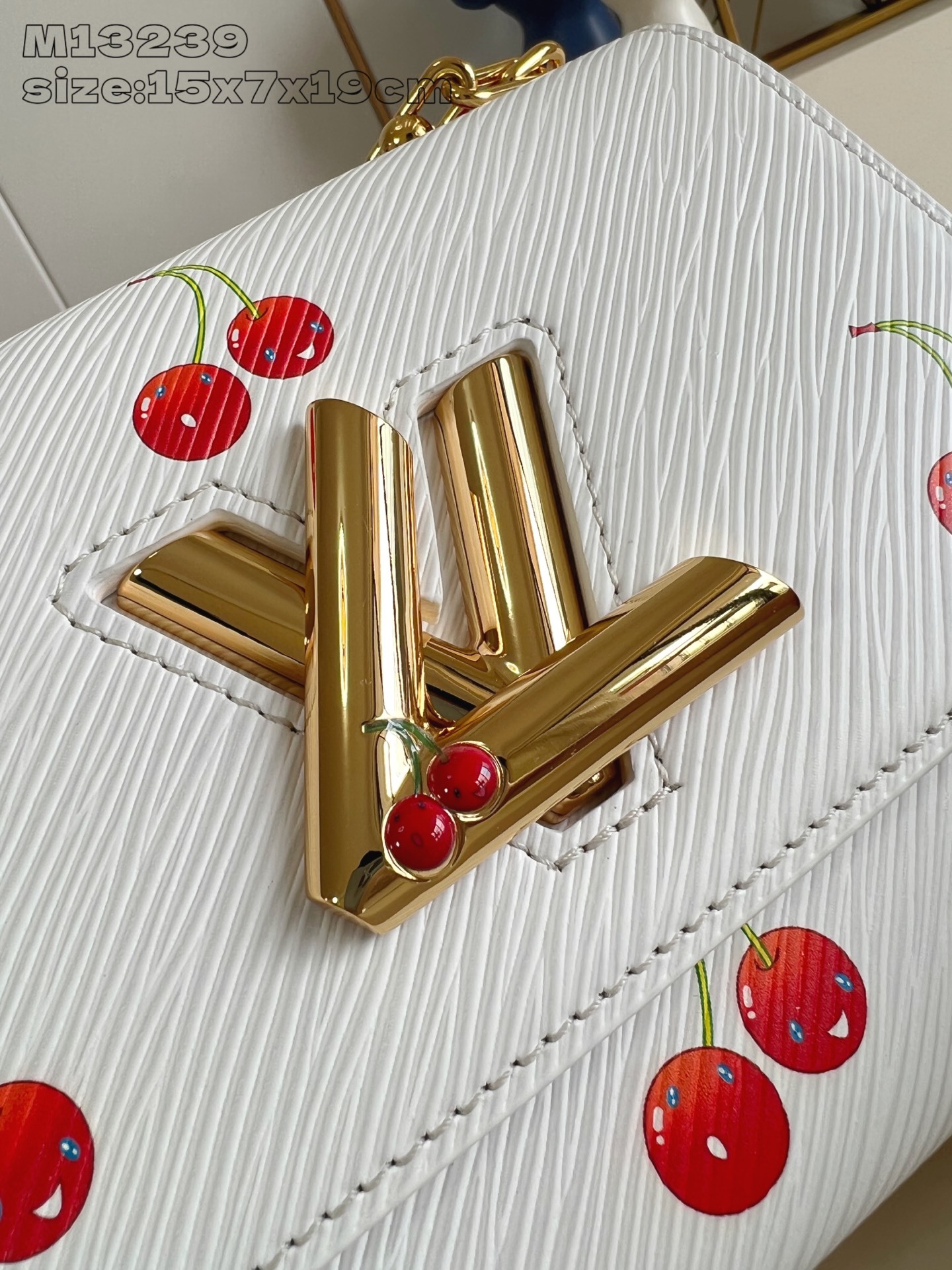 【顶级原单 M13239 】本款 Twist 小号手袋出自路易威登 x 村上隆复刻系列,以品牌 Epi