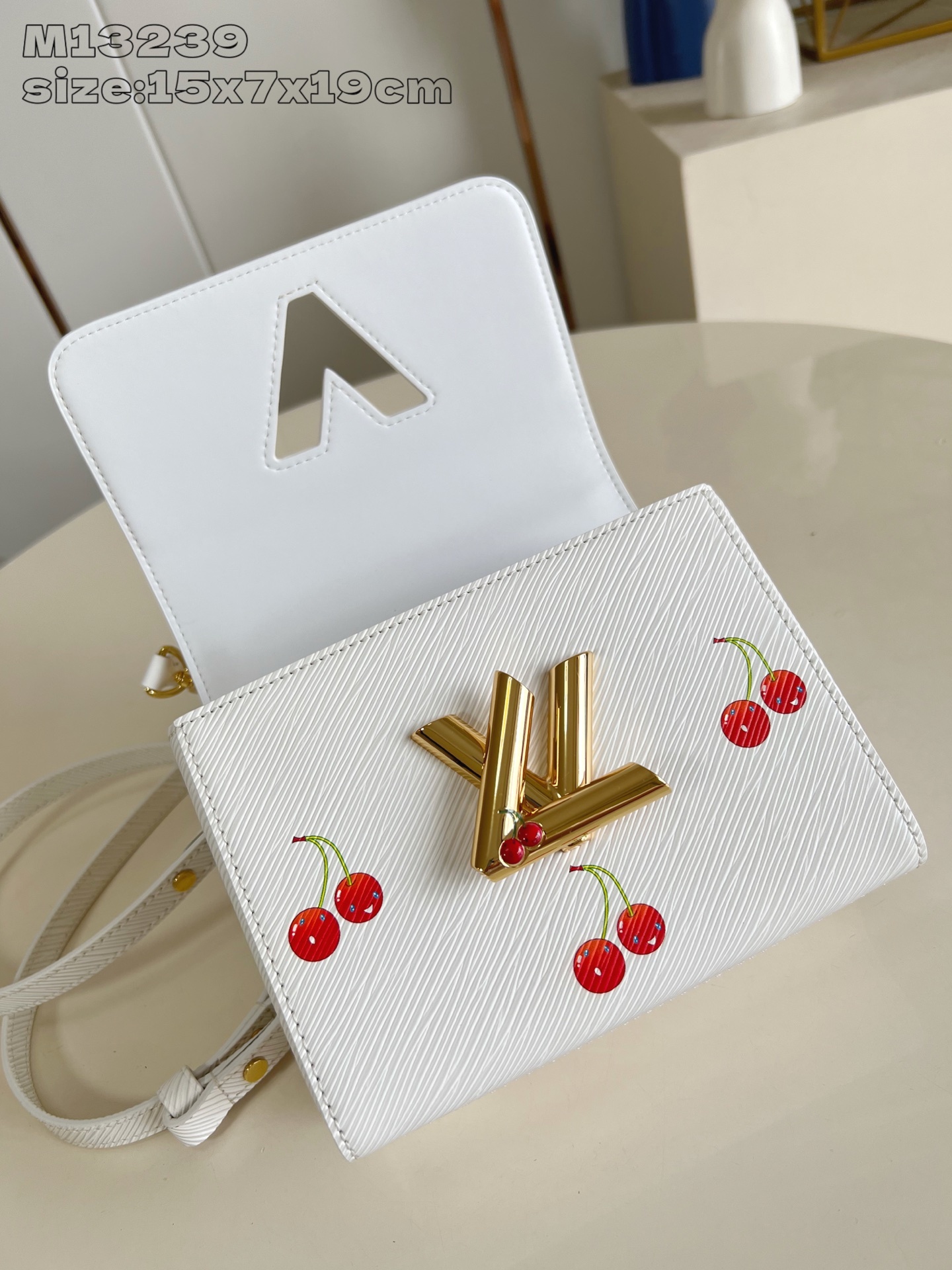 【顶级原单 M13239 】本款 Twist 小号手袋出自路易威登 x 村上隆复刻系列,以品牌 Epi