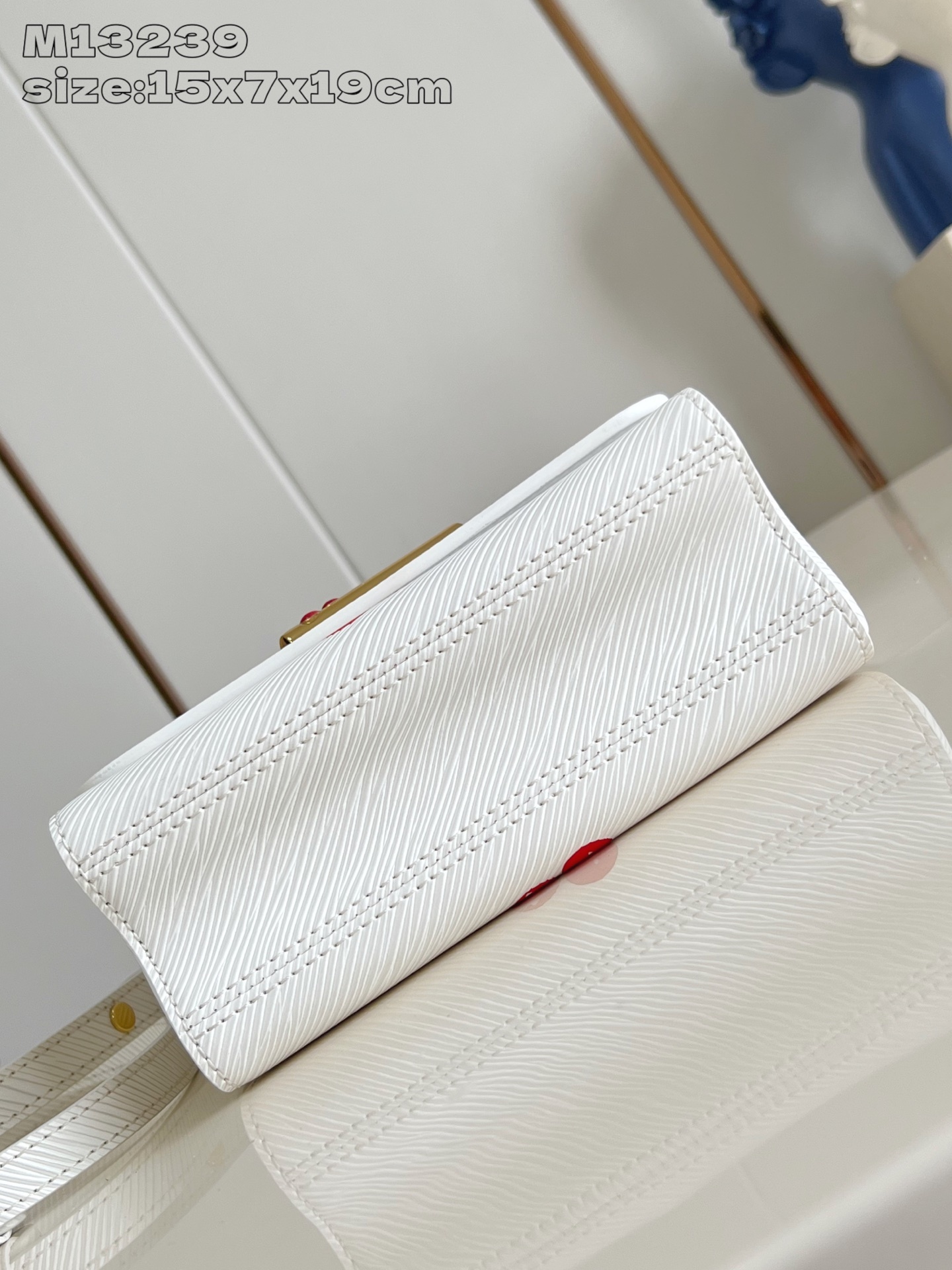 【顶级原单 M13239 】本款 Twist 小号手袋出自路易威登 x 村上隆复刻系列,以品牌 Epi