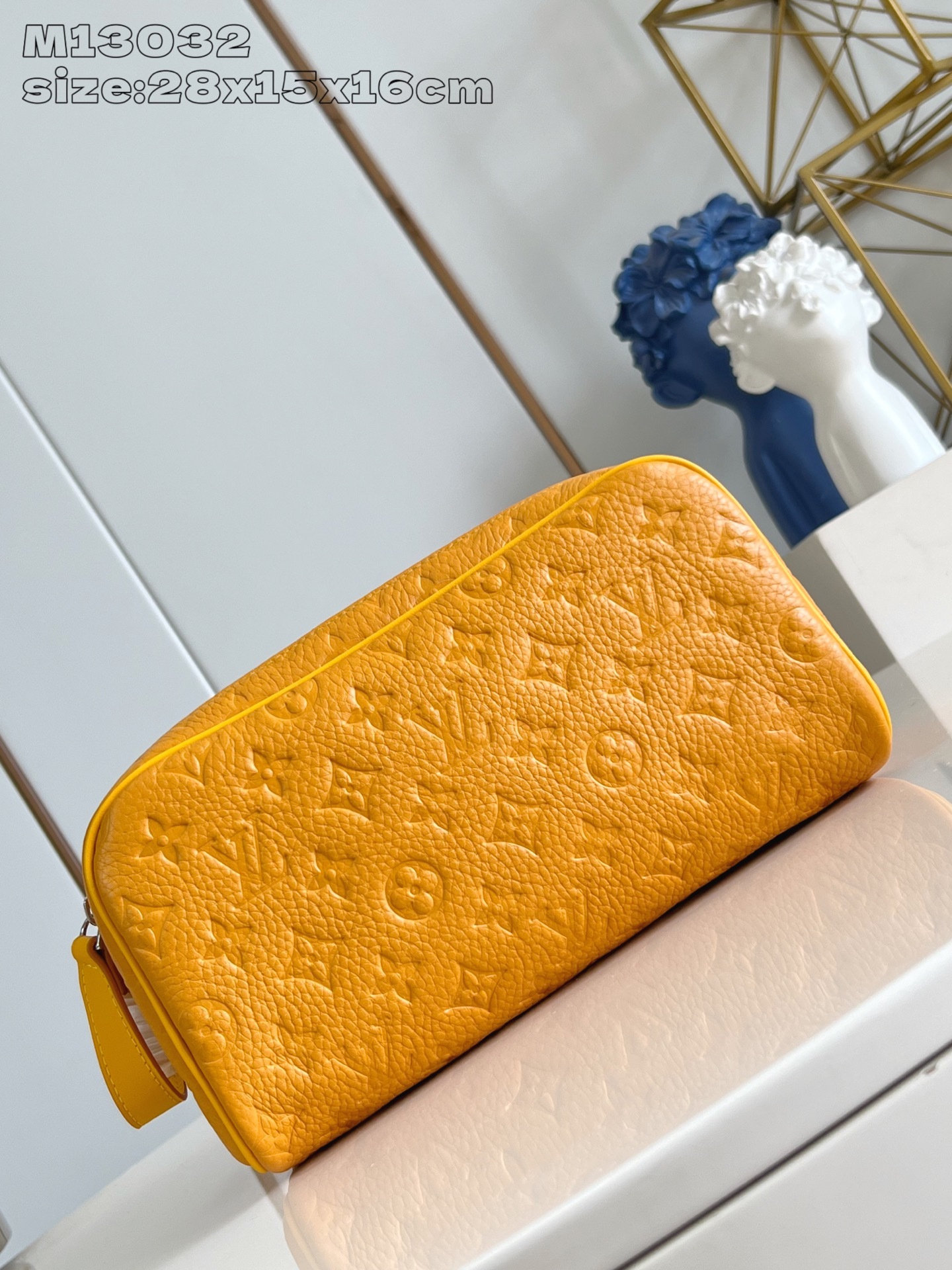 【顶级原单 M13032黄 】本款 Dopp Kit 盥洗袋选用 Monogram Eclipse 帆布