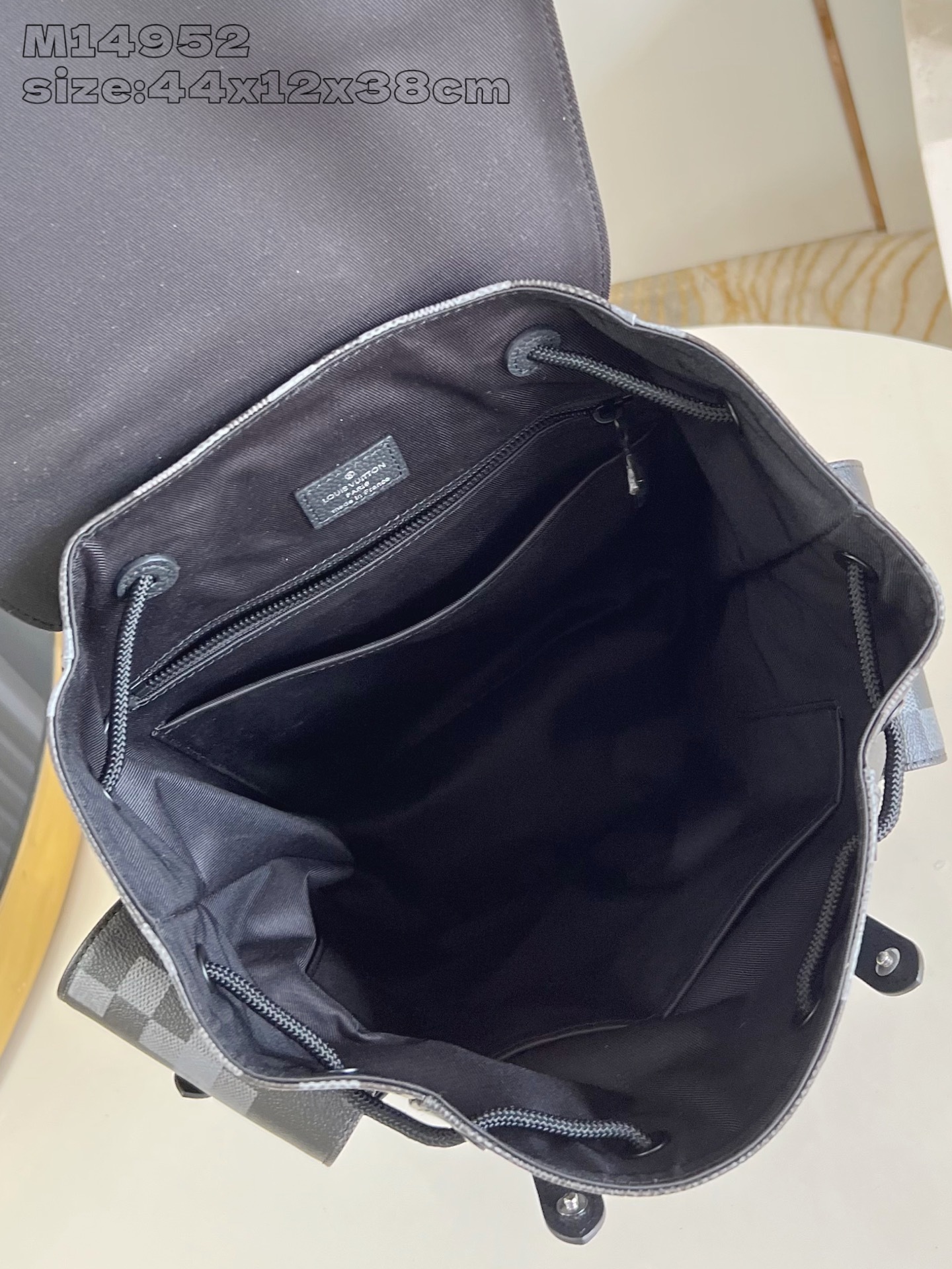 【顶级原单 M14952 】本款 Christopher 中号双肩包选用 Damoflage Black
