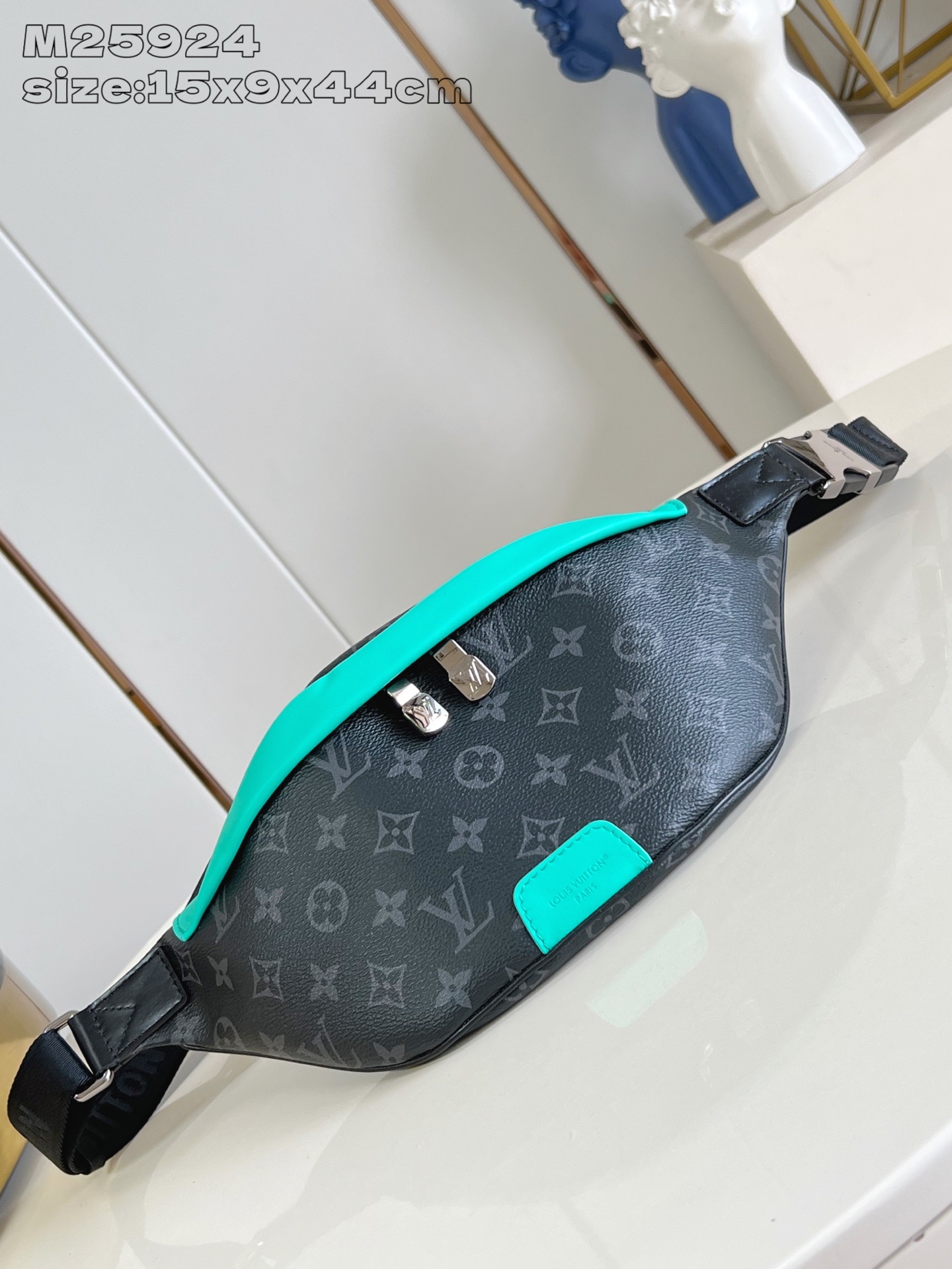 【顶级原单 M25924 】本款 Discovery 腰包取材 Monogram Eclipse 帆布,