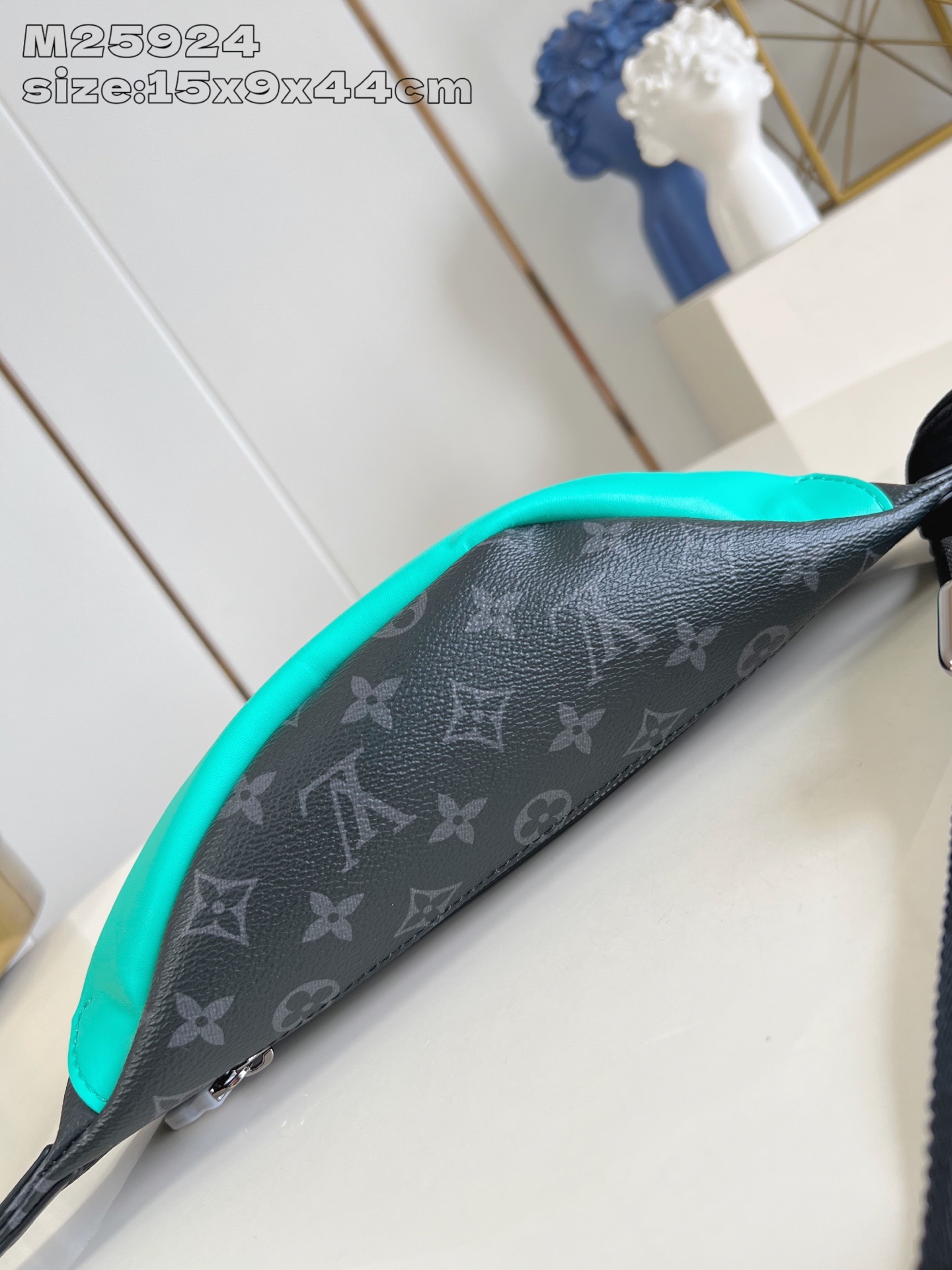 【顶级原单 M25924 】本款 Discovery 腰包取材 Monogram Eclipse 帆布,