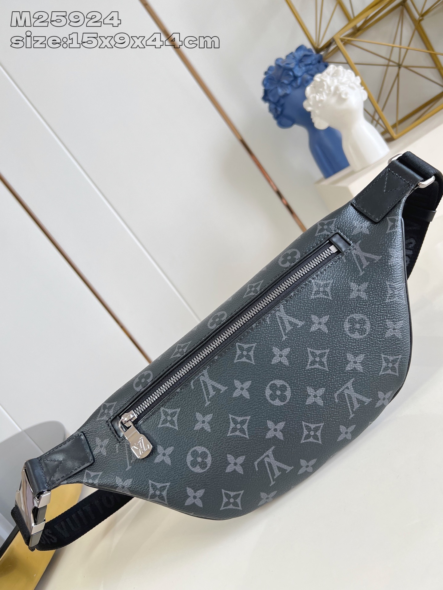 【顶级原单 M25924 】本款 Discovery 腰包取材 Monogram Eclipse 帆布,