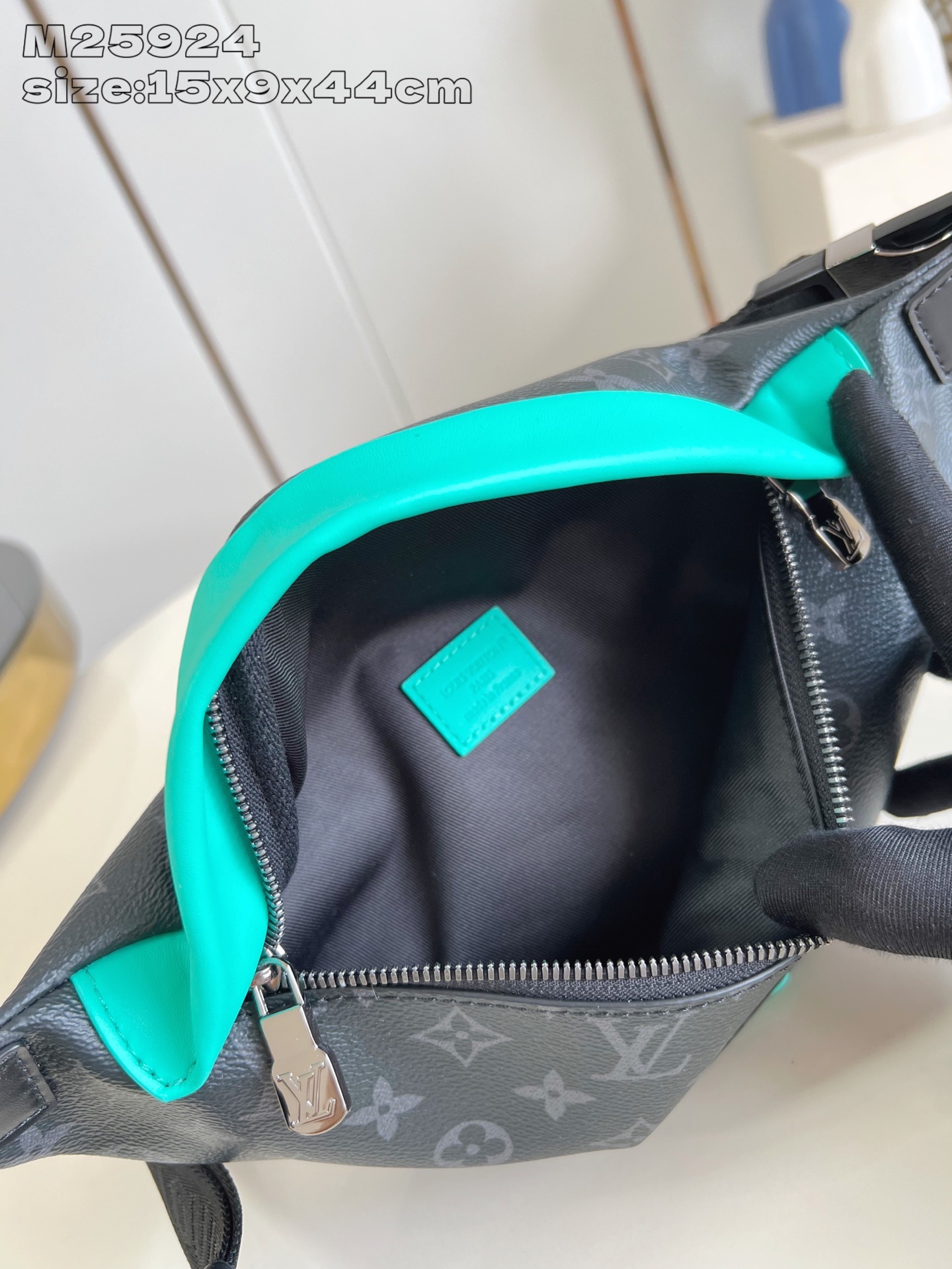 【顶级原单 M25924 】本款 Discovery 腰包取材 Monogram Eclipse 帆布,