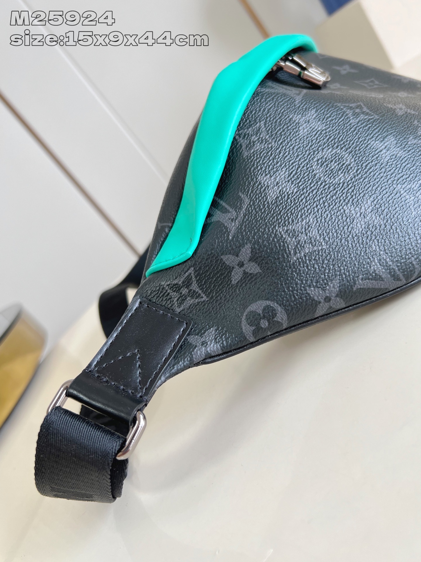 【顶级原单 M25924 】本款 Discovery 腰包取材 Monogram Eclipse 帆布,