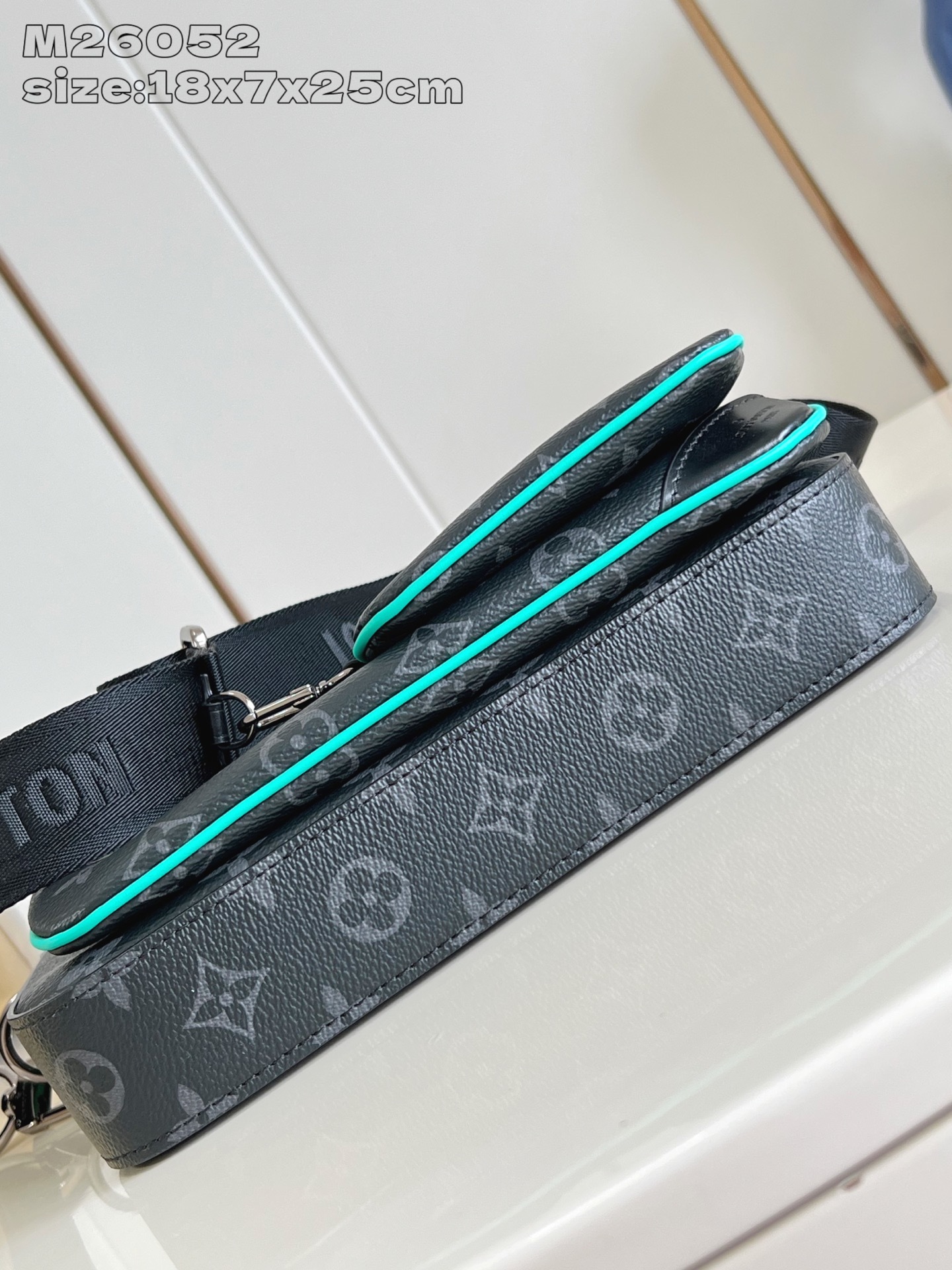 【顶级原单 M26052 】本款 Trio 邮差包取材 Monogram Eclipse 涂层帆布,以鲜