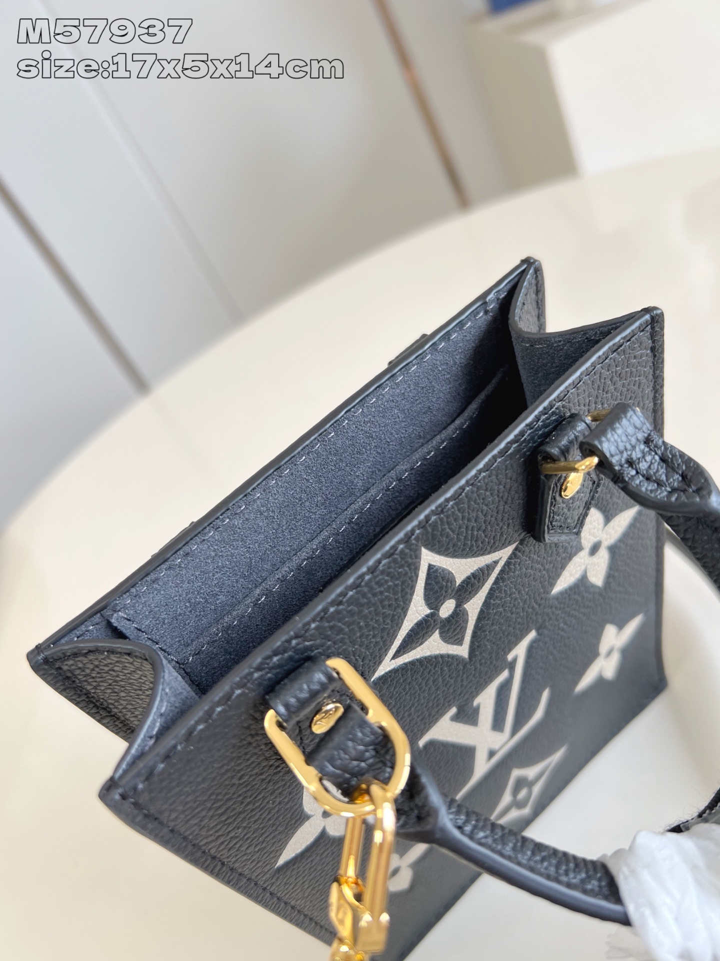 【顶级原单 M57937黑丝印 】本款 Petit Sac Plat 手袋选用 Monogram 帆布重