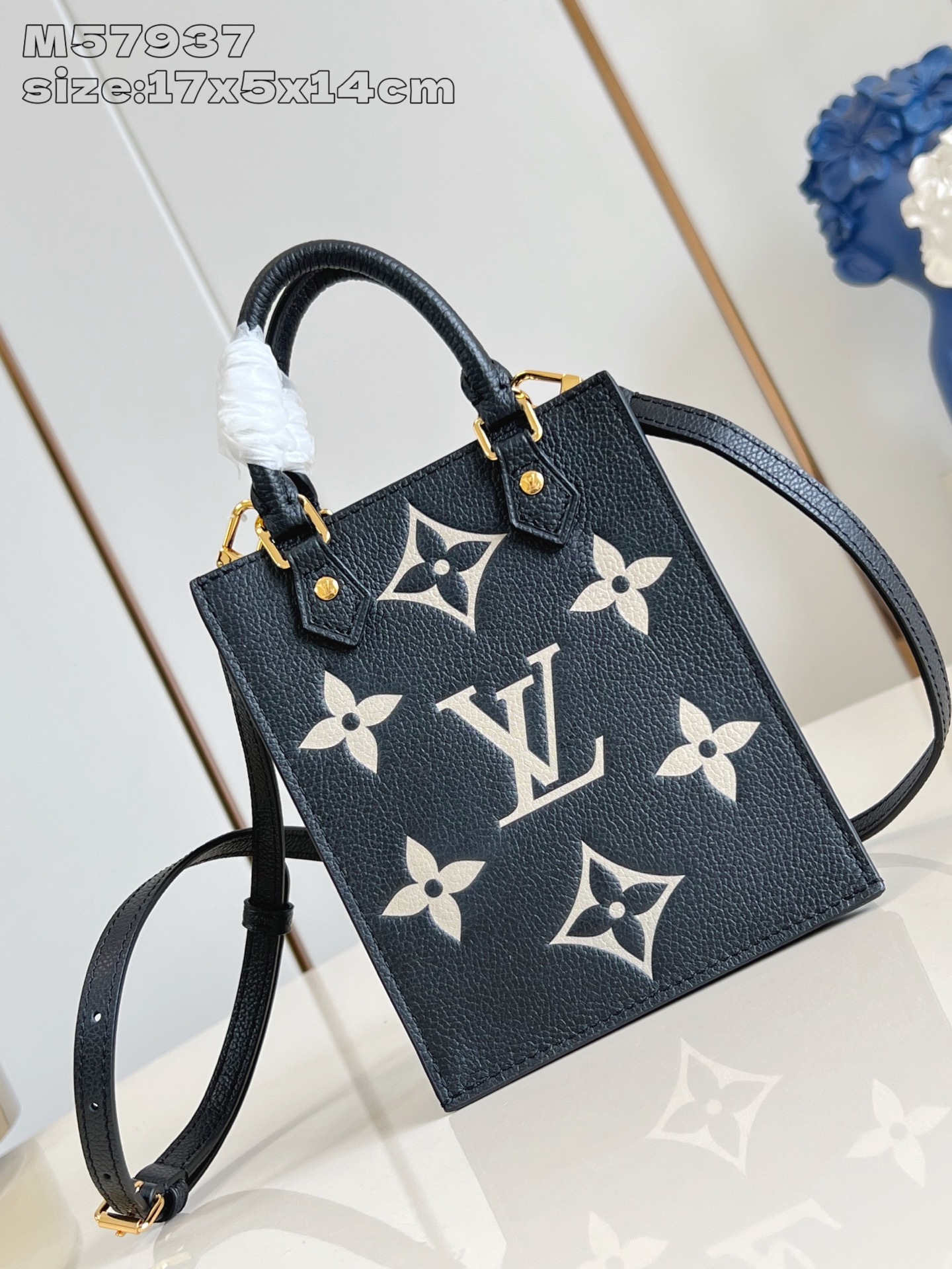 【顶级原单 M57937黑丝印 】本款 Petit Sac Plat 手袋选用 Monogram 帆布重