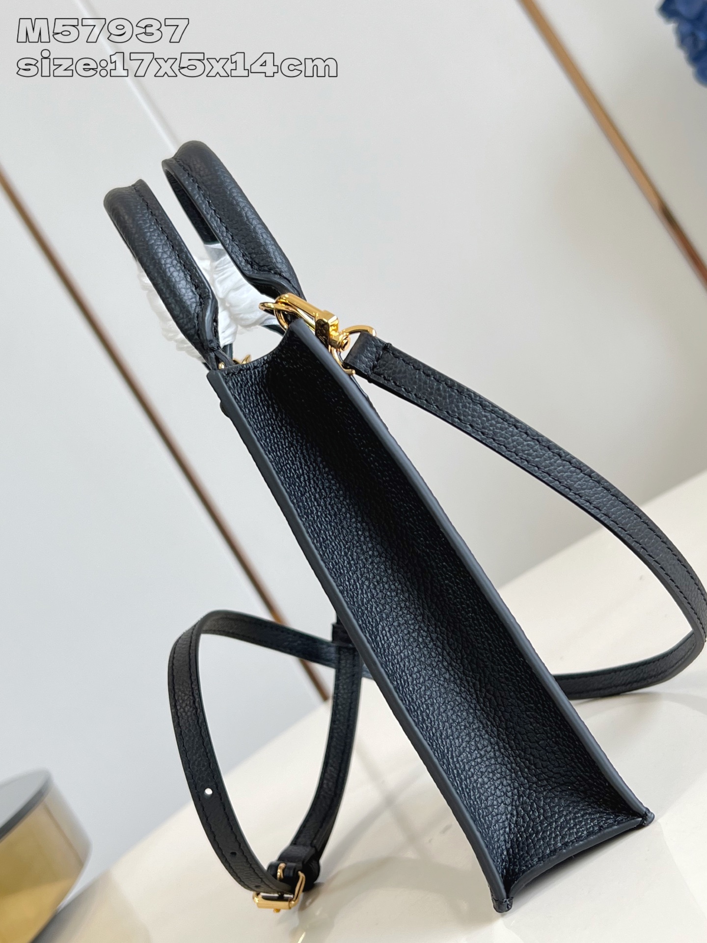 【顶级原单 M57937黑丝印 】本款 Petit Sac Plat 手袋选用 Monogram 帆布重