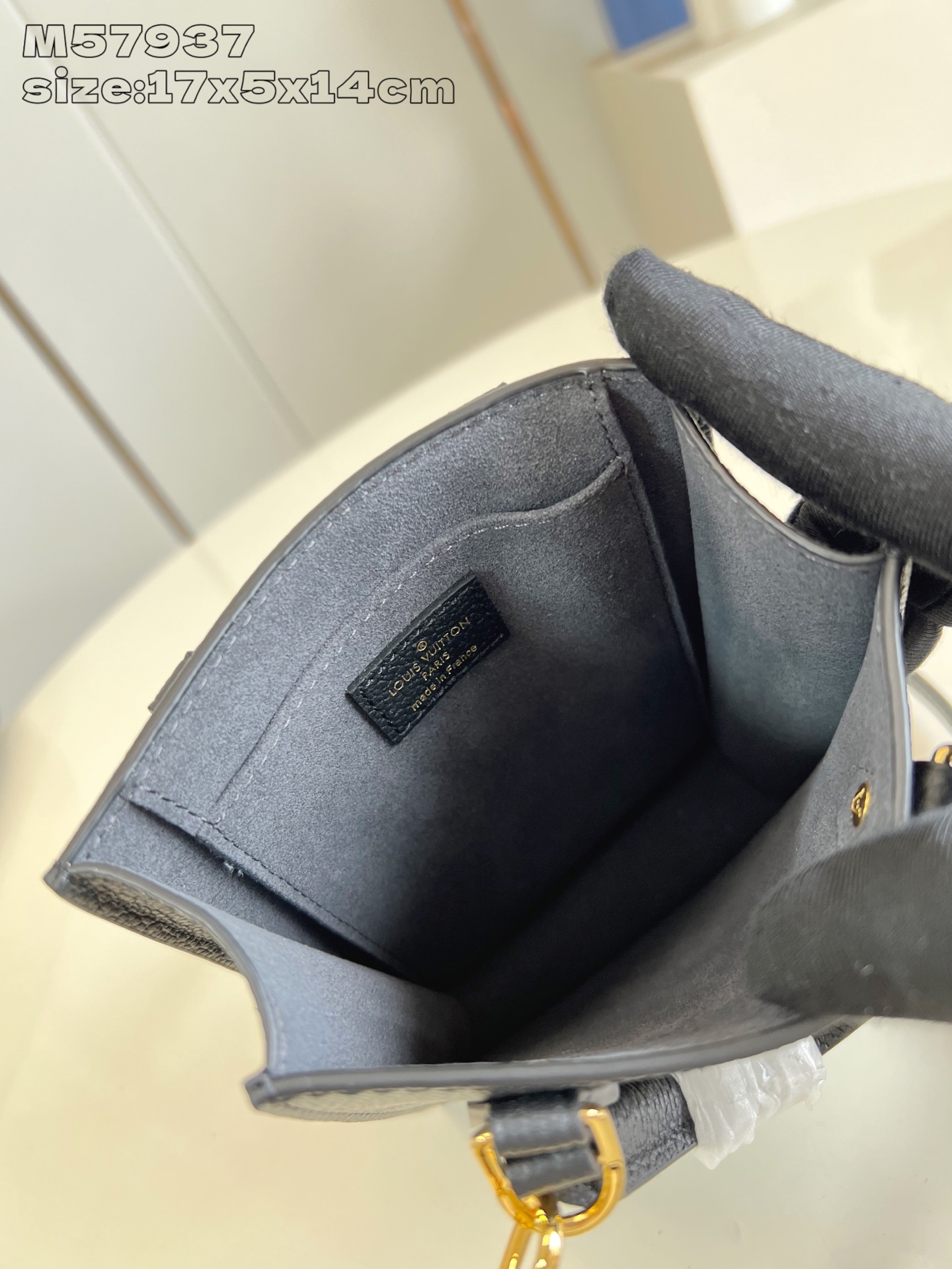 【顶级原单 M57937黑丝印 】本款 Petit Sac Plat 手袋选用 Monogram 帆布重